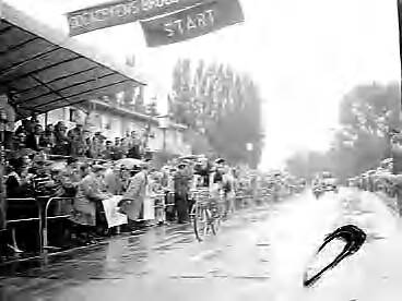 Fotocollectie Anefo — Ronde van Nederland. Finish 4e etappe in Heerlen — Foto: Bilsen, Joop van / Anefo. Licentie: Set B: Rechtenvrij / Publiek Domein. Bron: Nationaal Archief. http://hdl.handle.net/10648/a97ebcc2-d0b4-102d-bcf8-003048976d84