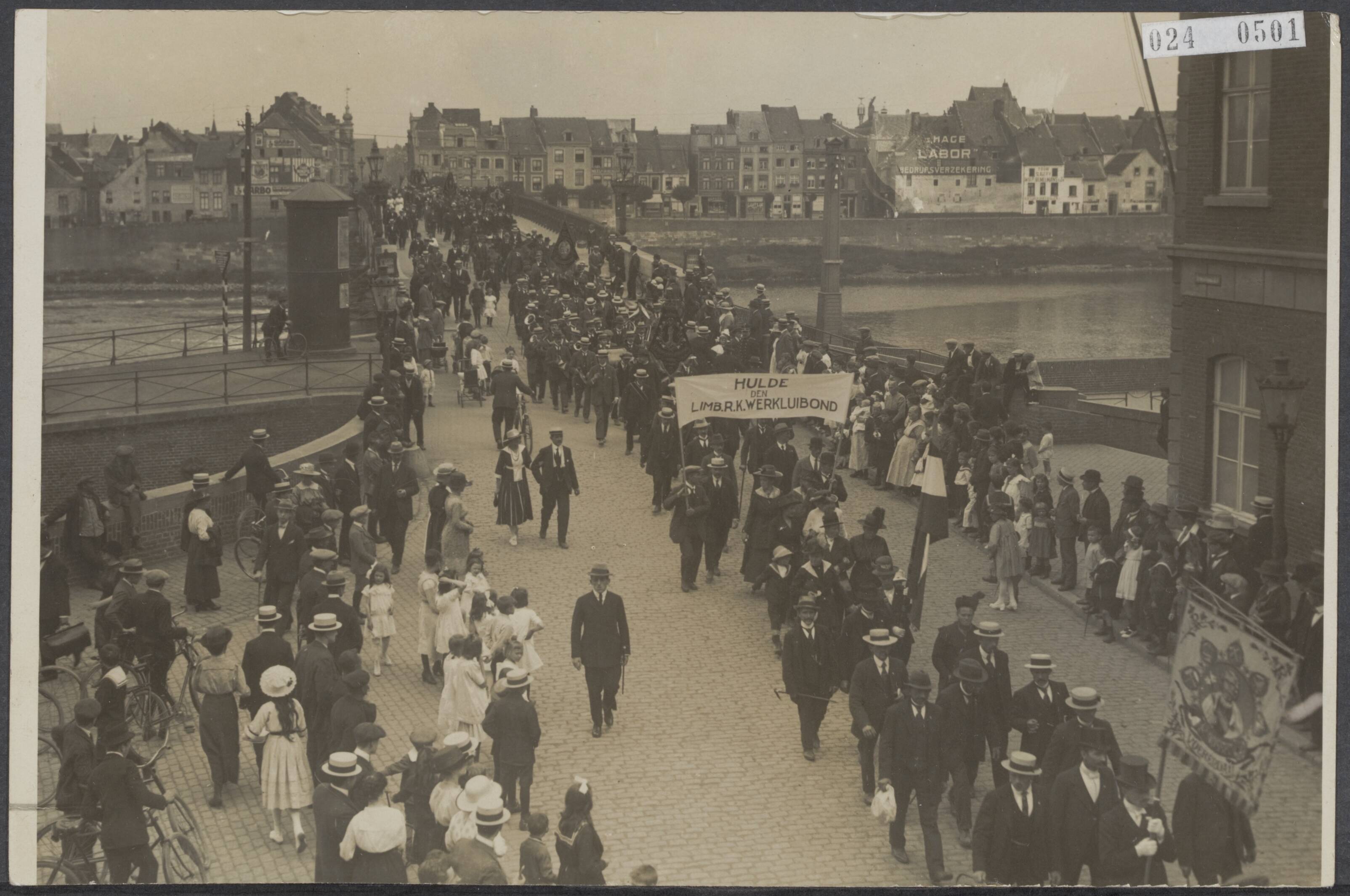 Fotocollectie Elsevier Binnenland — 25-jarig jubileum van de R.K. Werkliedenbond Limburg te Maastricht gevierd — Foto: N.V. Vereenigde Fotobureaux. Licentie: Set B: Rechtenvrij / Publiek Domein. Bron: Nationaal Archief. http://hdl.handle.net/10648/add7aa4a-d0b4-102d-bcf8-003048976d84