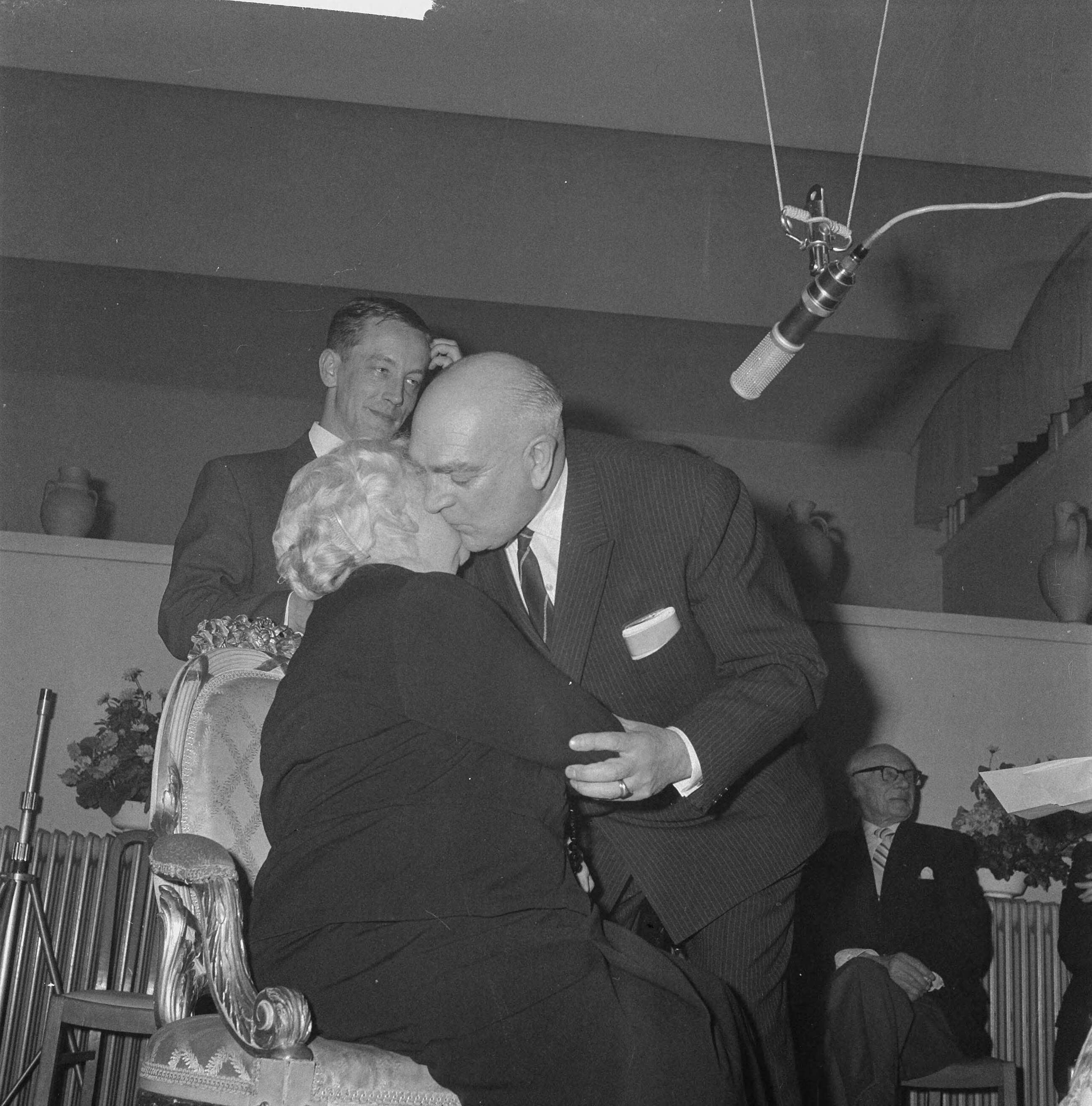 Fotocollectie Anefo — VARA-radioprogramma "Dit is uw Leven". mevrouw H. ter Hall-Köhler met dhr. H. Boot — Foto: Nijs, Jac. de / Anefo. Licentie: Set B: Rechtenvrij / Publiek Domein. Bron: Nationaal Archief. http://hdl.handle.net/10648/a9f7ec0a-d0b4-102d-bcf8-003048976d84