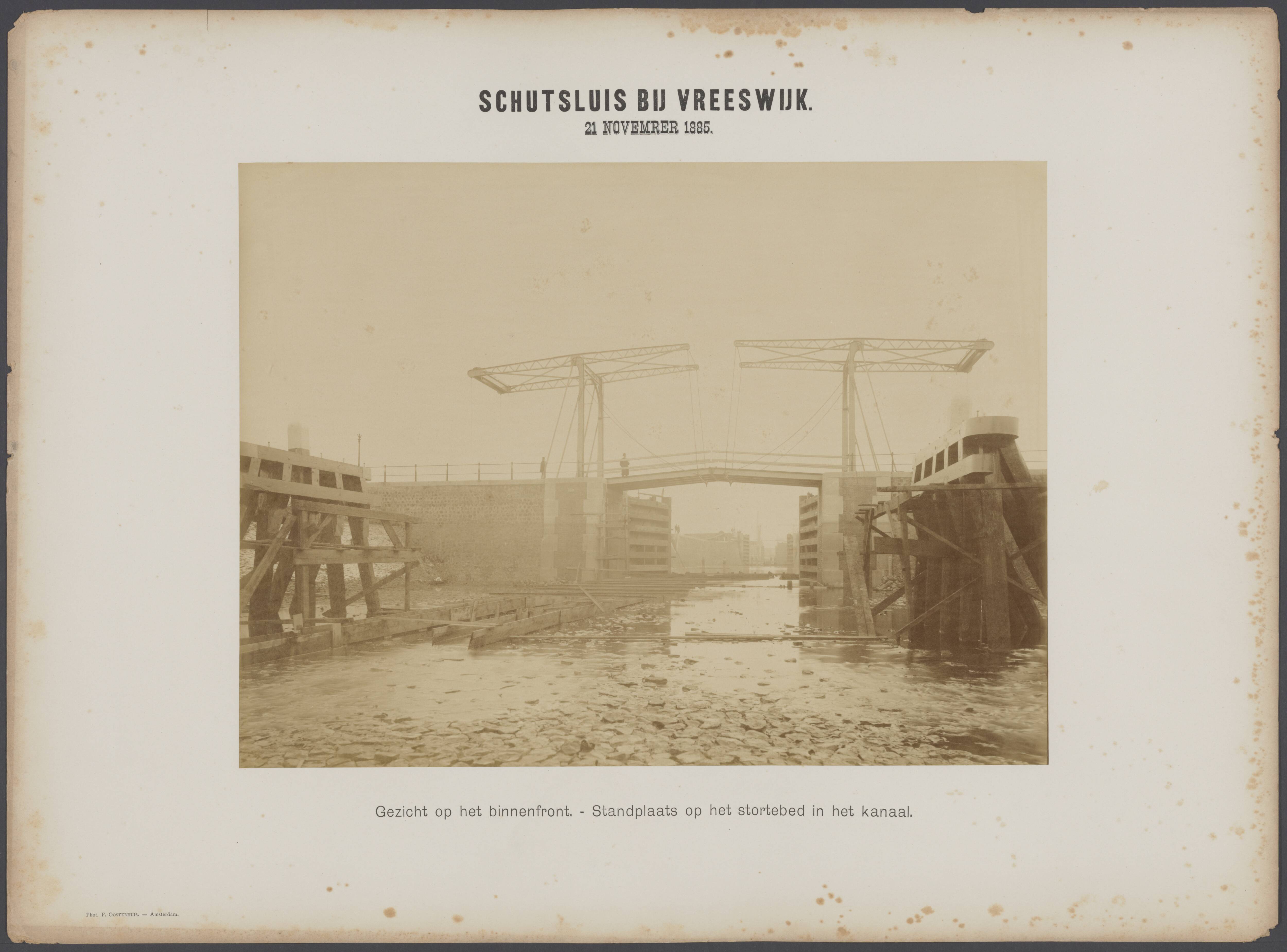Merwedekanaal ten zuiden van Utrecht — Bouw van een schutsluis bij Vreeswijk. Gezicht op het binnenfront. Standplaats op het stortebed in het kanaal — Foto: Oosterhuis, Pieter. Licentie: Set B: Rechtenvrij / Publiek Domein. Bron: Nationaal Archief. http://hdl.handle.net/10648/af0b7482-d0b4-102d-bcf8-003048976d84