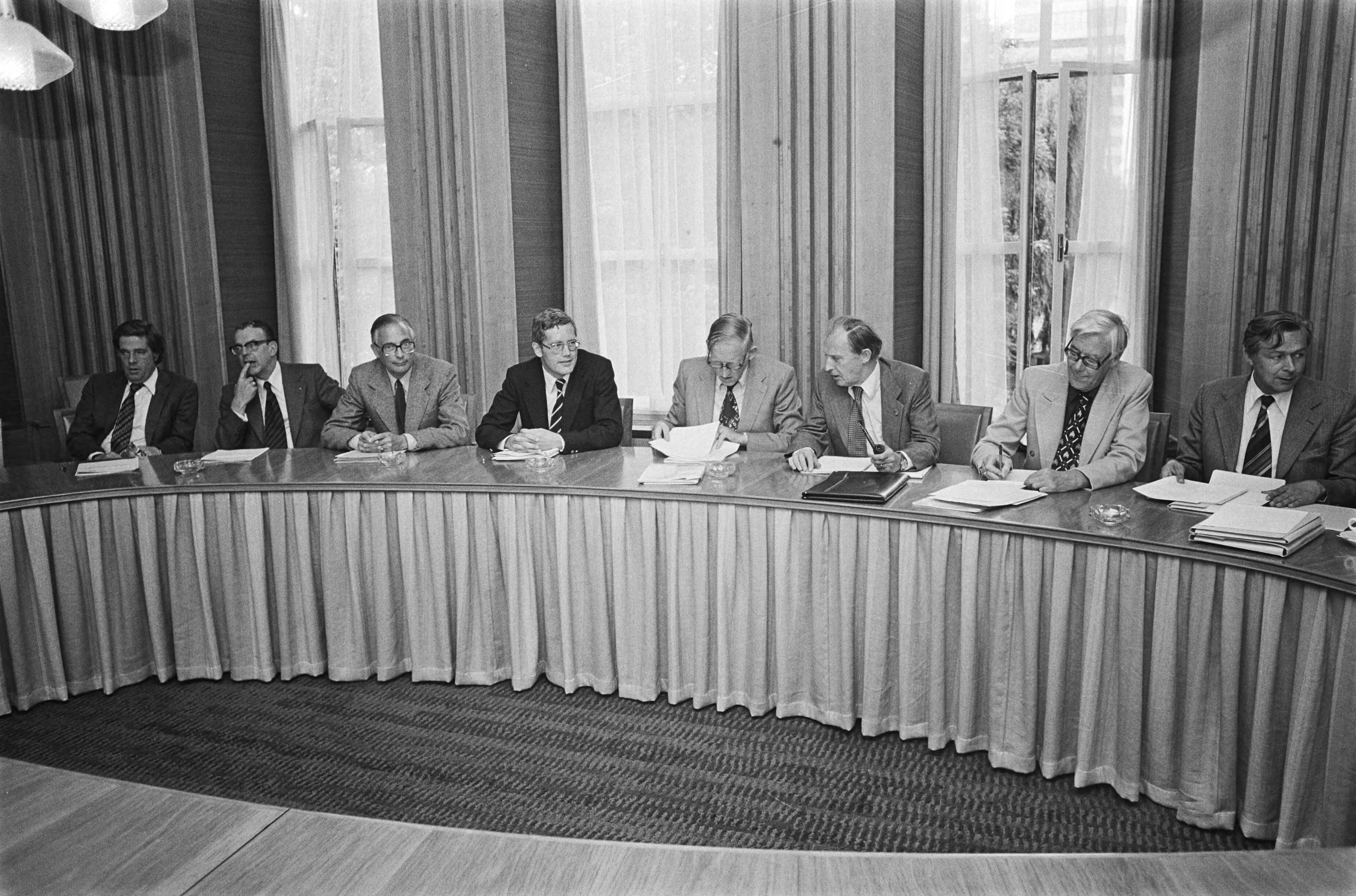 Fotocollectie Anefo — Minister Van der Stee spreekt met reders over de problem in de haringvisserij op L&V, Den Haag ; overzicht tijden gesprek — Foto: Peters, Hans / Anefo. Licentie: Set B: Rechtenvrij / Publiek Domein. Bron: Nationaal Archief. http://hdl.handle.net/10648/ac9f430e-d0b4-102d-bcf8-003048976d84