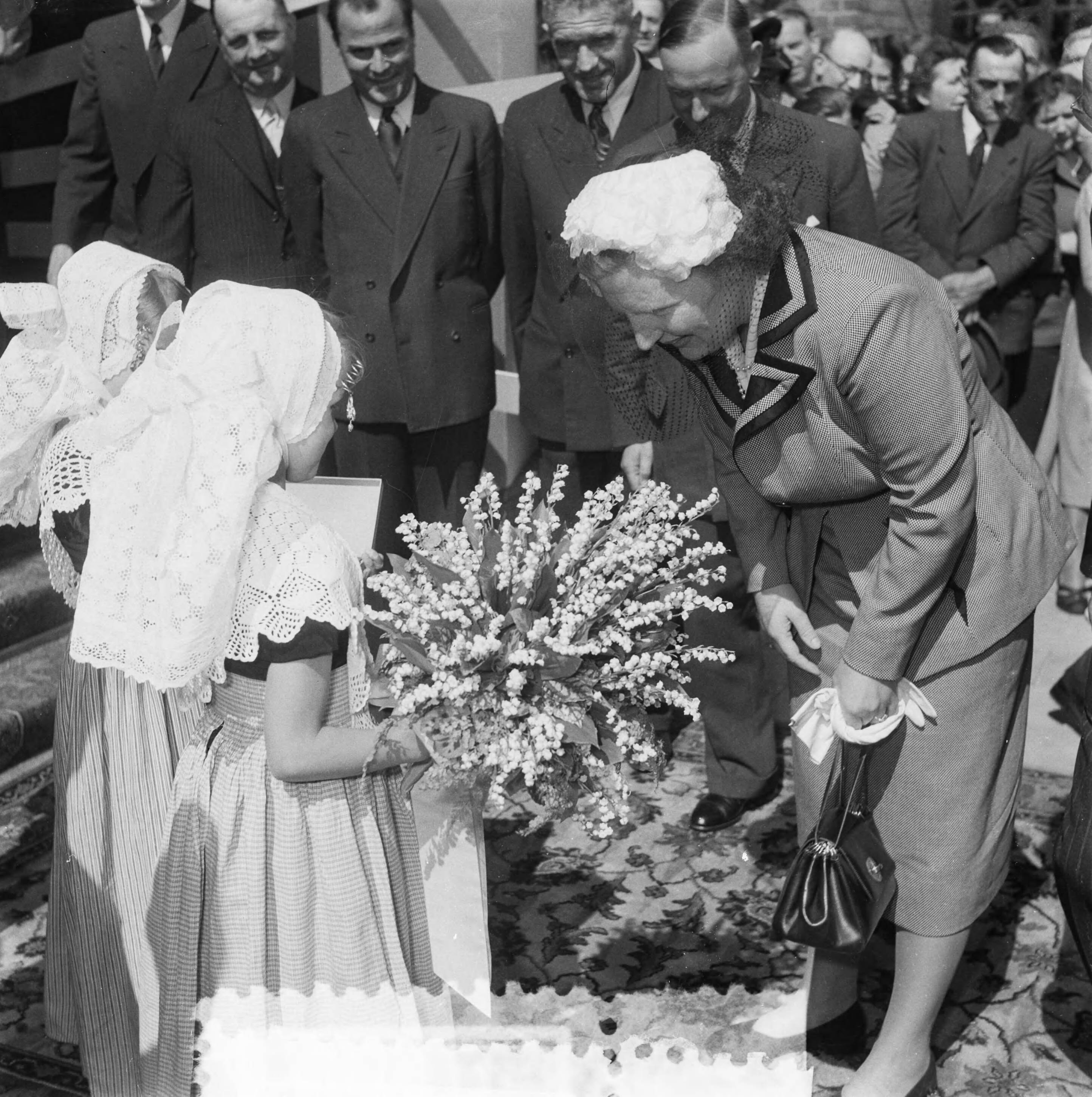 Landbouwtentoonstelling Utrecht (1952) — Koningin Juliana bezoekt de landbouwtentoonstelling in Utrecht en krijgt door twee meisjes in klederdracht een boeket overhandigd — Foto: Noske, J.D. / Anefo. Licentie: Set B: Rechtenvrij / Publiek Domein. Bron: Nationaal Archief. http://hdl.handle.net/10648/a8f9616c-d0b4-102d-bcf8-003048976d84