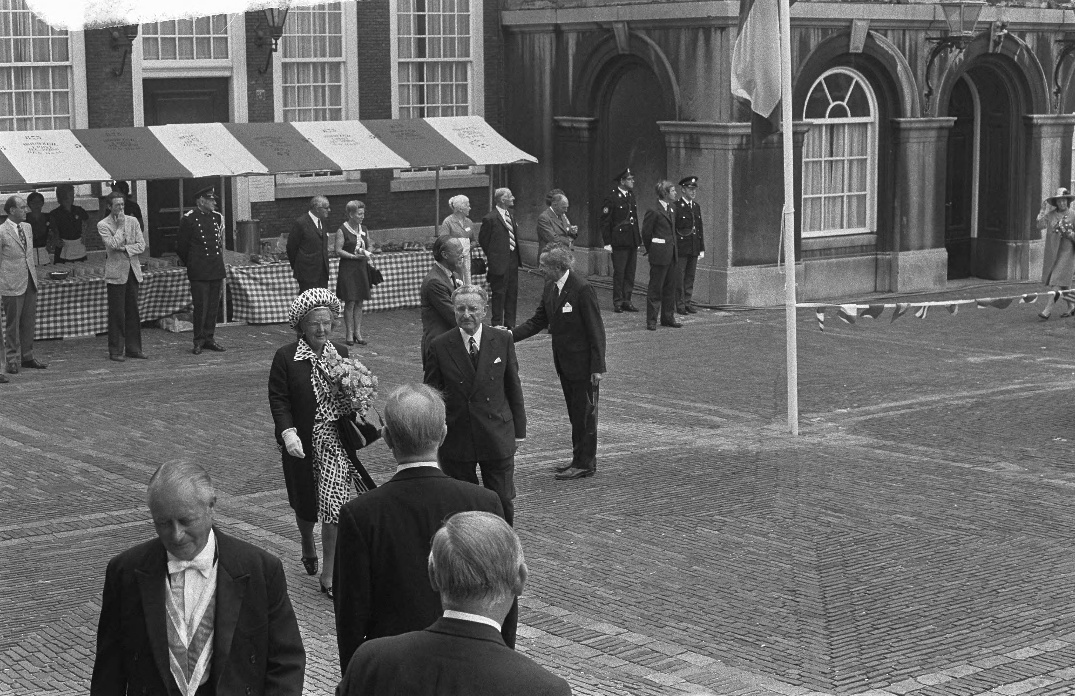 Fotocollectie Anefo — Viering Zilveren Regeringsjubileum van Koningin Juliana in Den Haag , Koninklijke familie loopt van Tweede Kamer naar Ridderzaal — Foto: Mieremet, Rob / Anefo. Licentie: Set B: Rechtenvrij / Publiek Domein. Bron: Nationaal Archief. http://hdl.handle.net/10648/ac364b4c-d0b4-102d-bcf8-003048976d84