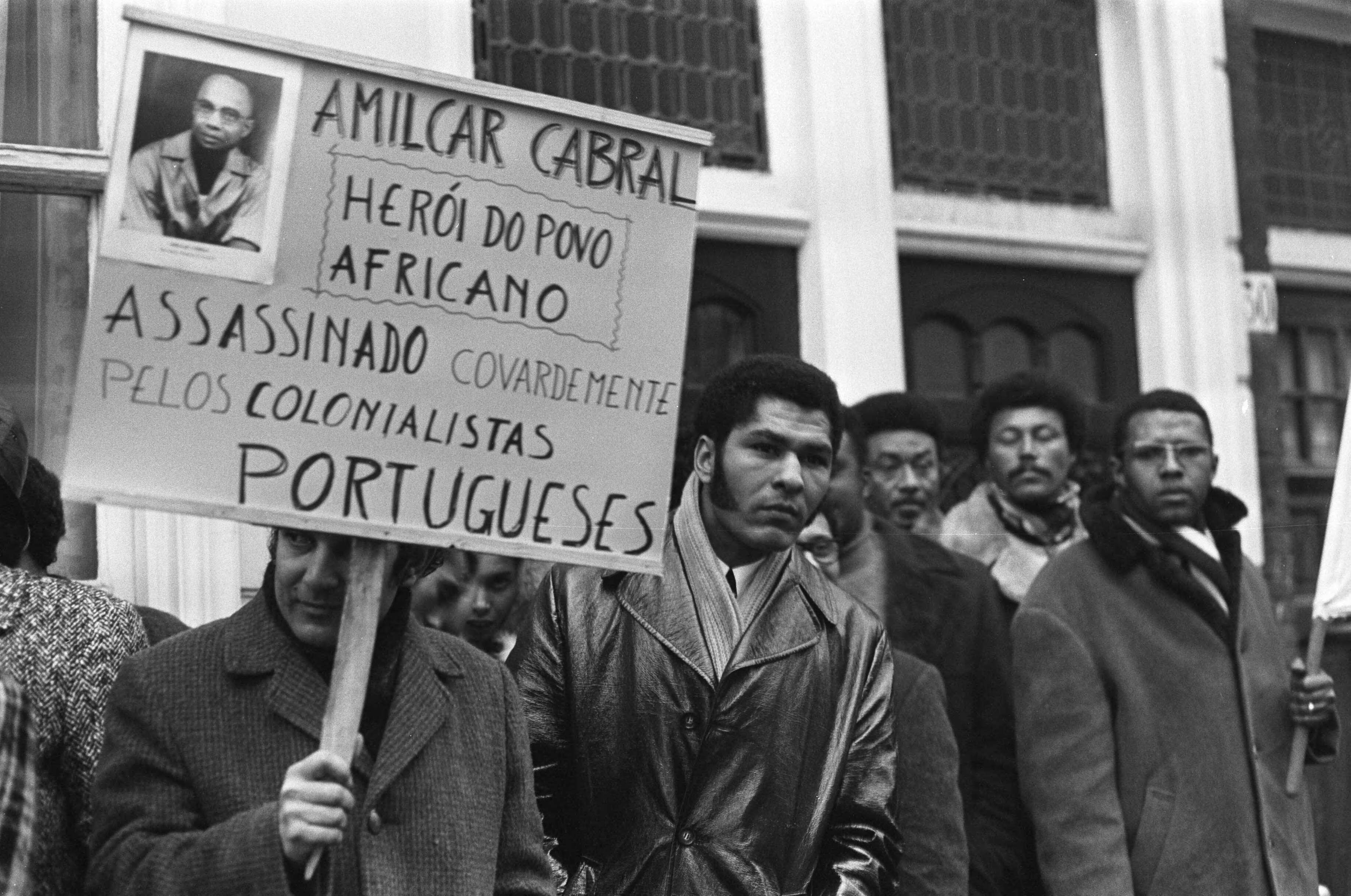 Fotocollectie Anefo — Demonstratie voor Portugese Ambassade te Den Haag i.v.m moord op Cabral (leider bevrijdingsbeweging in Guinee-Bissau) — Foto: Mieremet, Rob / Anefo. Licentie: Set B: Rechtenvrij / Publiek Domein. Bron: Nationaal Archief. http://hdl.handle.net/10648/ac231068-d0b4-102d-bcf8-003048976d84