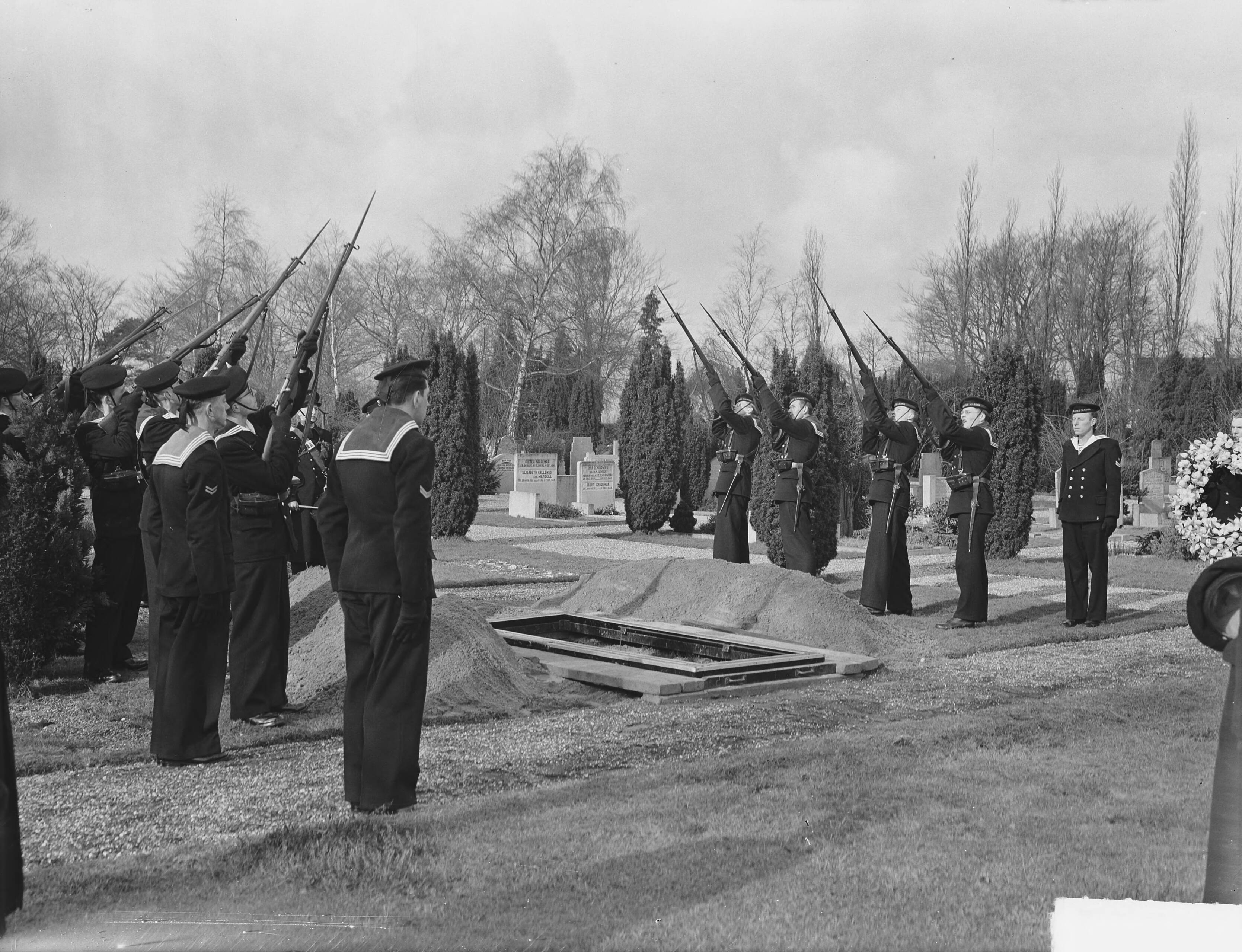 Begrafenis MOC Hilversum — Begrafenis MOC Hilversum. E. Klaasse — Foto: Pot, Harry / Anefo. Licentie: Set B: Rechtenvrij / Publiek Domein. Bron: Nationaal Archief. http://hdl.handle.net/10648/a8e68eac-d0b4-102d-bcf8-003048976d84