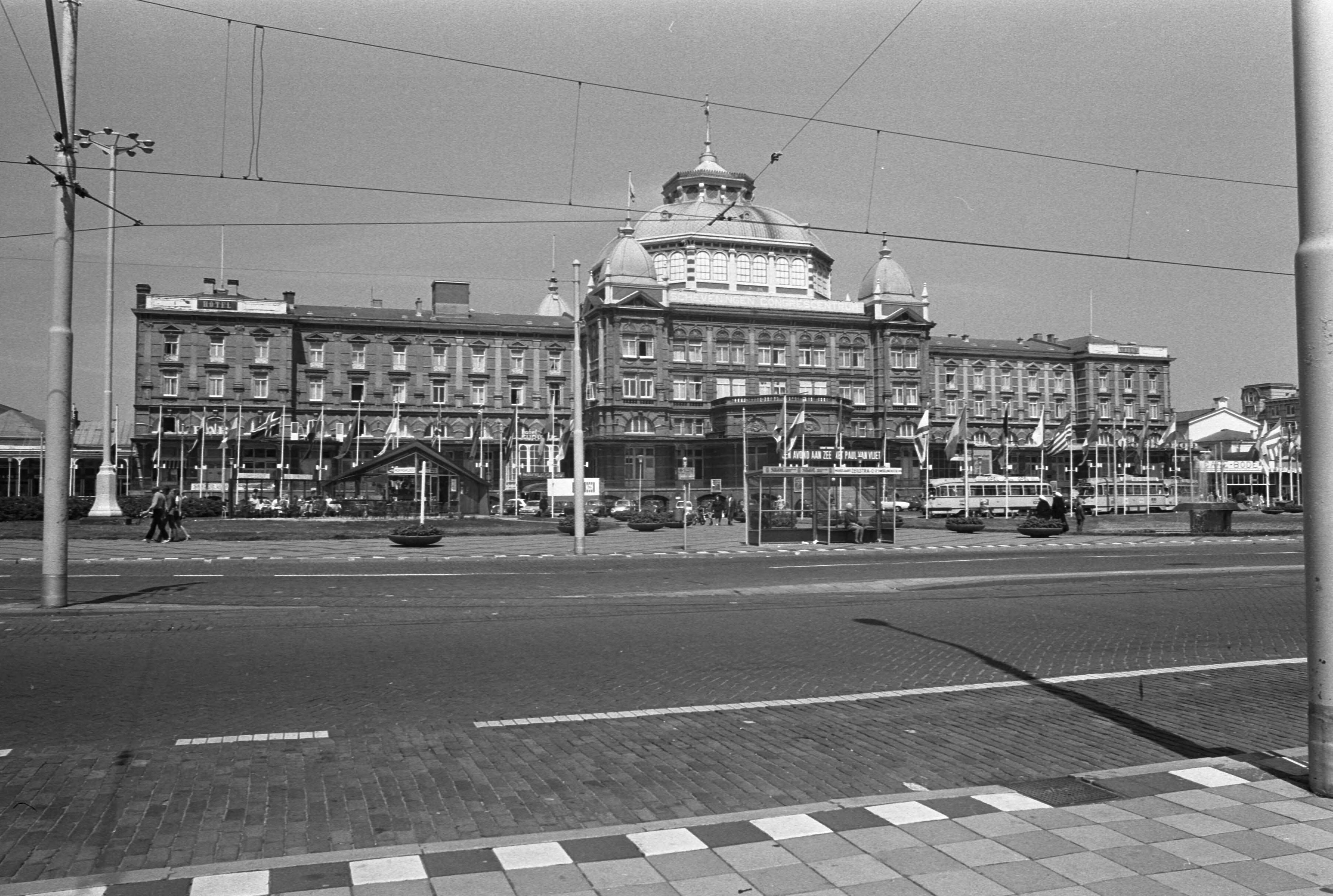 Fotocollectie Anefo — Exterieur Kurhaus, Scheveningen — Foto: Mieremet, Rob / Anefo. Licentie: Set B: Rechtenvrij / Publiek Domein. Bron: Nationaal Archief. http://hdl.handle.net/10648/abef5494-d0b4-102d-bcf8-003048976d84
