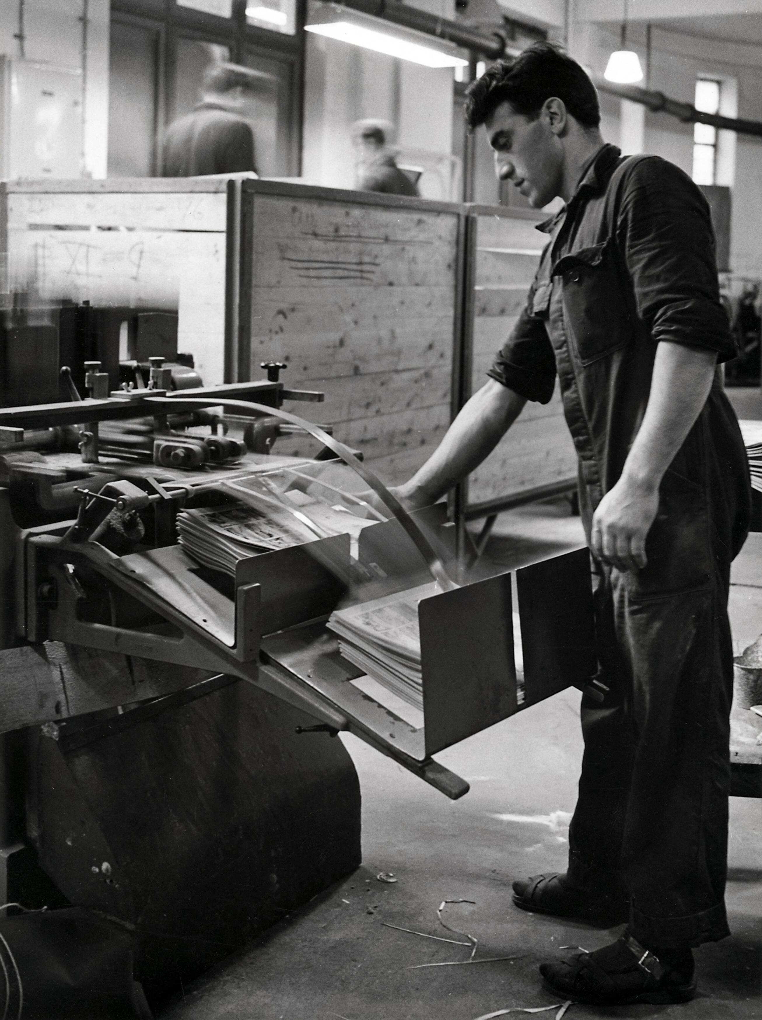 Collectie nader te bepalen — [Serie Bedrijfsvoering Spaarnestad] [het collationeren en verpakken van tijdschriften ] — Foto: Fotograaf Onbekend / Fotobureau onbekend / Spaarnestad Photo (05887). Licentie: Set B: Rechtenvrij / Publiek Domein. Bron: Nationaal Archief. http://hdl.handle.net/10648/35429da6-42a7-a382-e063-6df0900a6686