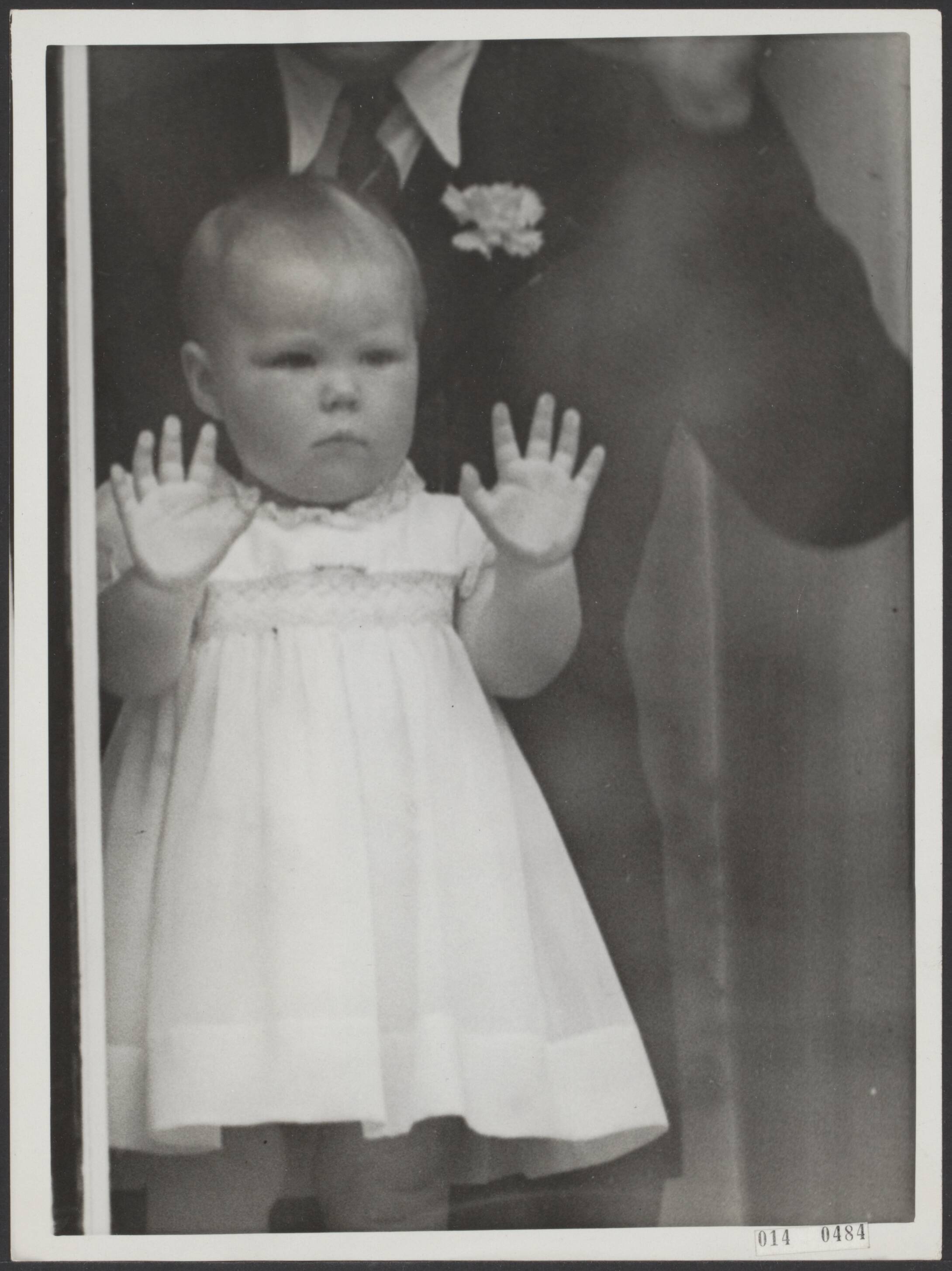 Fotocollectie Elsevier Binnenland — Tijdens een defilé op paleis Soestdijk t.g.v. de verjaardag van prinses Wilhelmina, kijkt prinses Beatrix belangstellend vanachter een van de ramen van het paleis tooe — Foto: N.V. Polygoon. Licentie: Set B: Rechtenvrij / Publiek Domein. Bron: Nationaal Archief. http://hdl.handle.net/10648/adb0c72c-d0b4-102d-bcf8-003048976d84