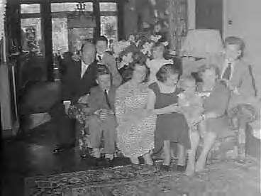 Familie Smulders in Voorburg — Foto: Bilsen, Joop van / Anefo. — Licentie: Set B: Rechtenvrij / Publiek Domein. Bron: Nationaal Archief. http://hdl.handle.net/10648/a96003f4-d0b4-102d-bcf8-003048976d84