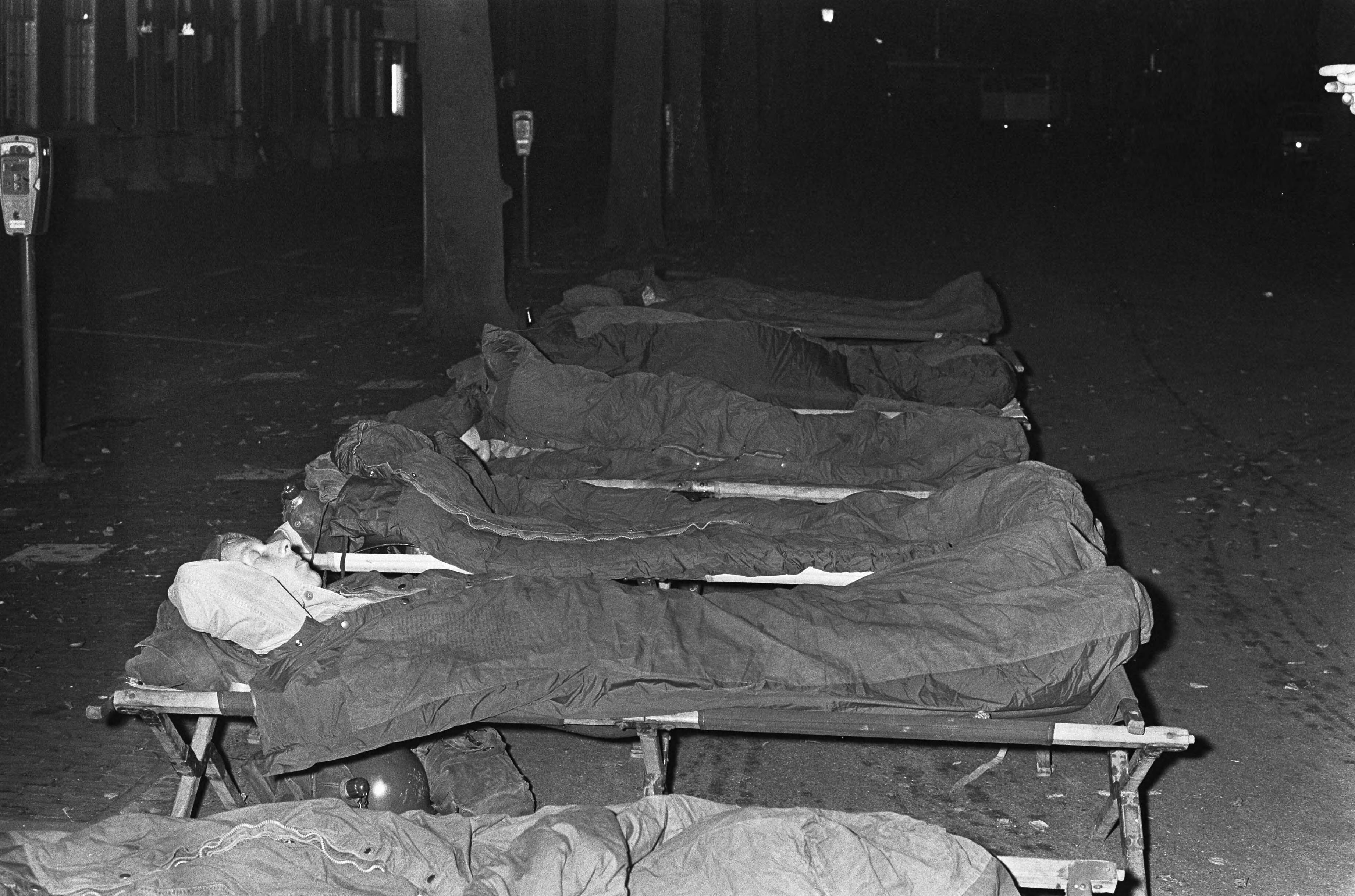 Fotocollectie Anefo — Japanse terroristen gijzelen Franse ambassadeur en 10 anderen in Franse ambassade in Den Haag , mariniers slap op veldbedden in de openlucht, bij de ambassade / — Foto: Mieremet, Rob / Anefo. Licentie: Set B: Rechtenvrij / Publiek Domein. Bron: Nationaal Archief. http://hdl.handle.net/10648/ac553584-d0b4-102d-bcf8-003048976d84