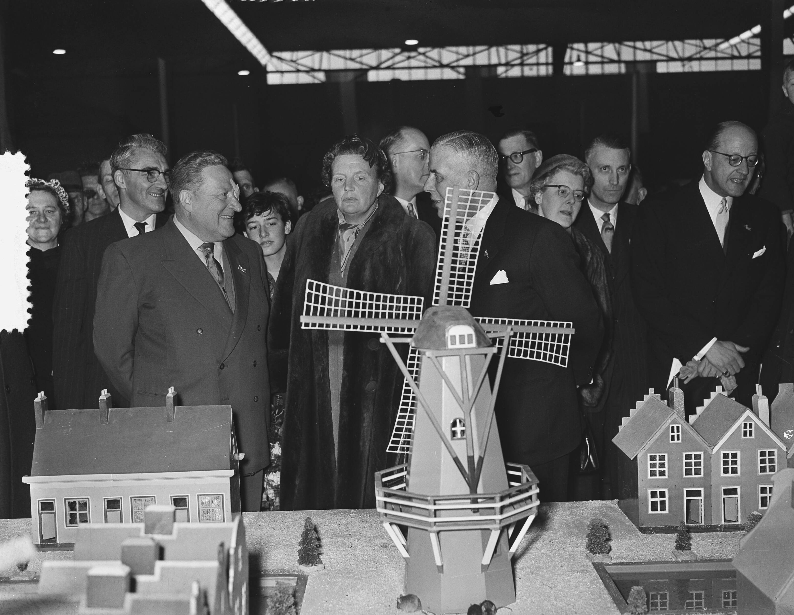 Fotocollectie Anefo — Koningin Juliana bezoekt de 60ste tentoonstelling van "Avicultura" in de Houtrusthallen te Den Haag — Foto: Bilsen, Joop van / Anefo. Licentie: Set B: Rechtenvrij / Publiek Domein. Bron: Nationaal Archief. http://hdl.handle.net/10648/a941d262-d0b4-102d-bcf8-003048976d84