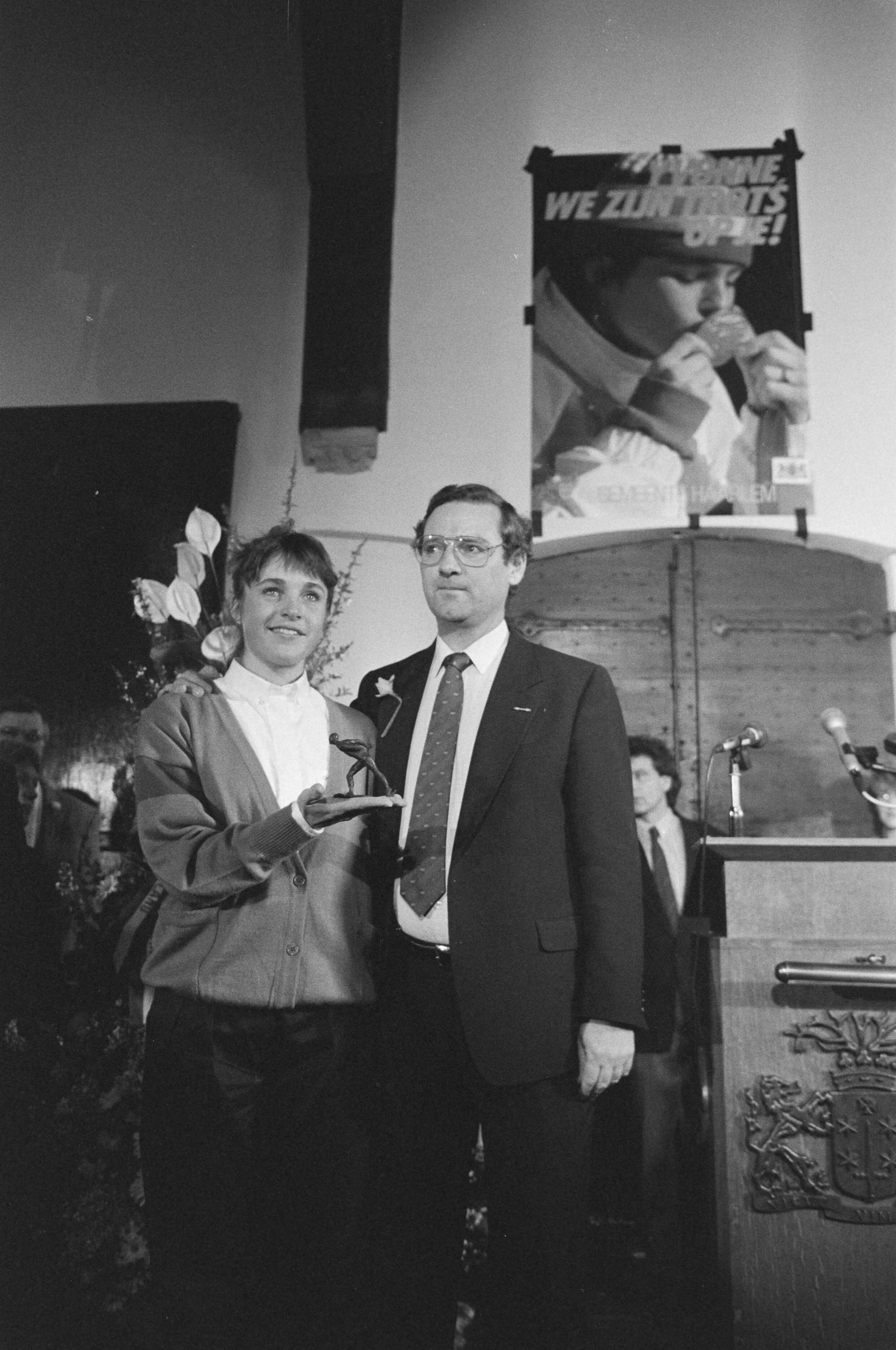 Fotocollectie Anefo — Yvonne van Gennip gehuldigd in Haarlem na behalen drie gouden medailles op de Olympische Spelen; met staatssecr. Dees — Foto: Croes, Rob C. / Anefo. Licentie: Set B: Rechtenvrij / Publiek Domein. Bron: Nationaal Archief. http://hdl.handle.net/10648/ad68f35c-d0b4-102d-bcf8-003048976d84