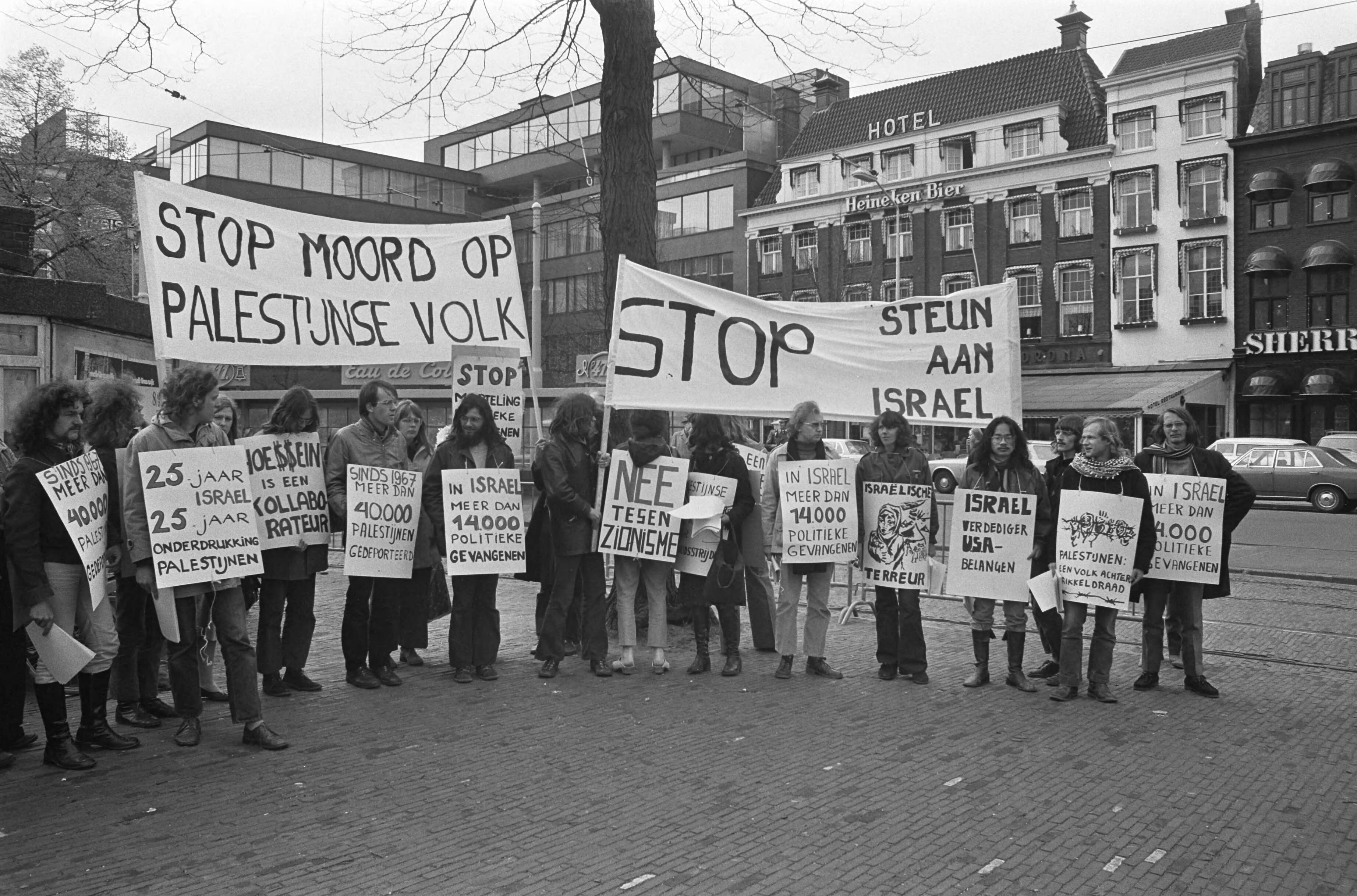 Fotocollectie Anefo — Palestinacomite demonstreert voor Israelische Ambassade in Den Haag — Foto: Peters, Hans / Anefo. Licentie: Set B: Rechtenvrij / Publiek Domein. Bron: Nationaal Archief. http://hdl.handle.net/10648/ac2b31a8-d0b4-102d-bcf8-003048976d84