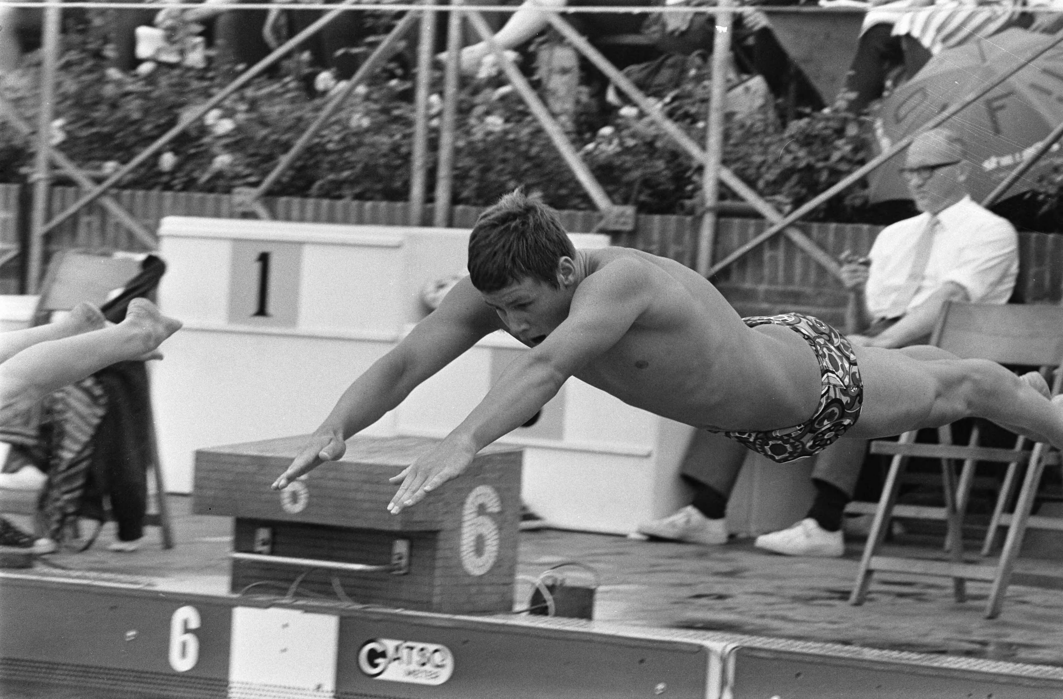 Nederlandse kampioenschappen zwemmen 1969 te Breda — Roger van Hamburg start op serie 200 m vlinderslag — Foto: Fotograaf Onbekend / Anefo. Licentie: Set B: Rechtenvrij / Publiek Domein. Bron: Nationaal Archief. http://hdl.handle.net/10648/ab73f718-d0b4-102d-bcf8-003048976d84