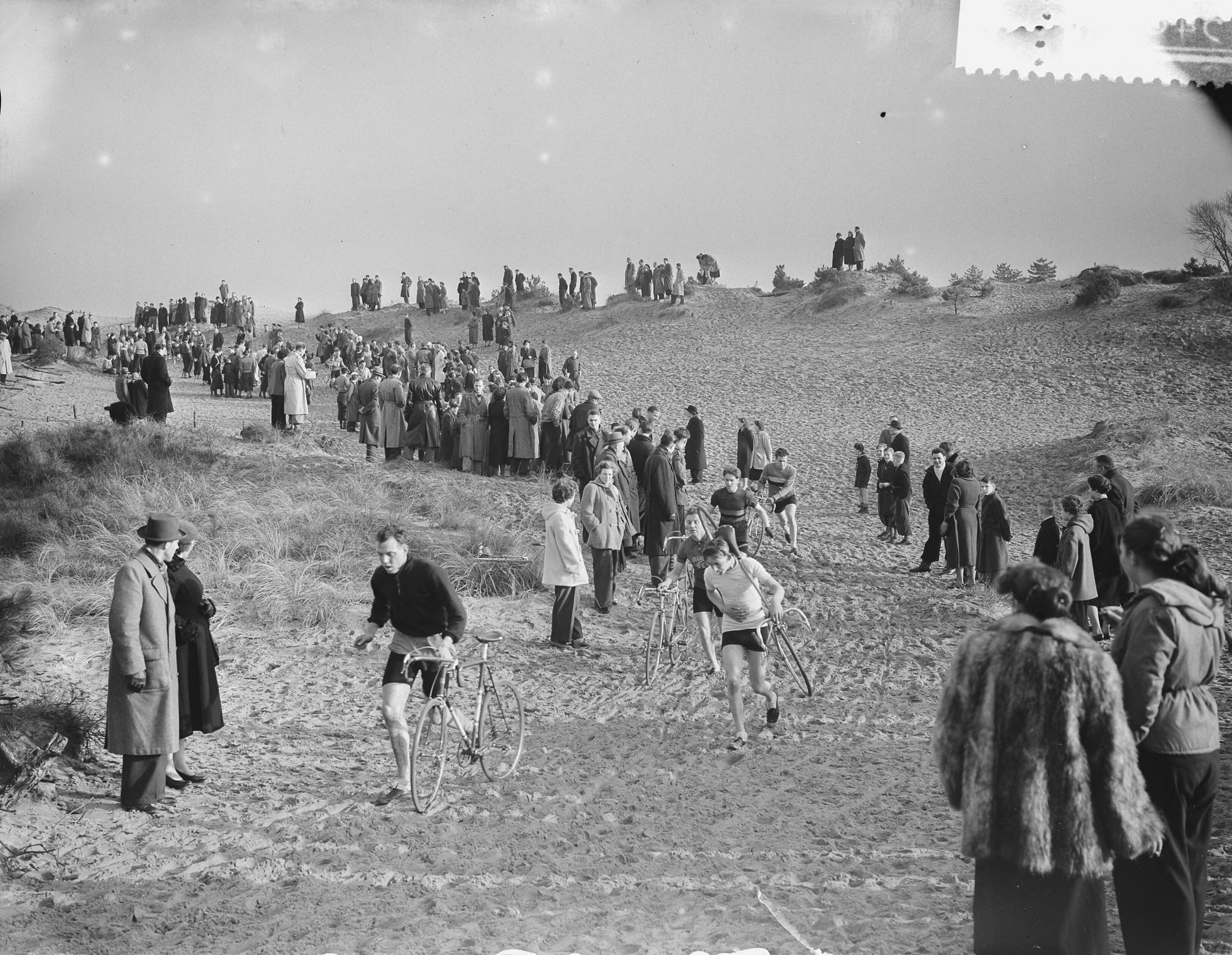 Fotocollectie Anefo — Nationale Cycle Cross in de duinen rond Kraantje Lek — Foto: Bilsen, Joop van / Anefo. Licentie: Set B: Rechtenvrij / Publiek Domein. Bron: Nationaal Archief. http://hdl.handle.net/10648/a904ec8a-d0b4-102d-bcf8-003048976d84