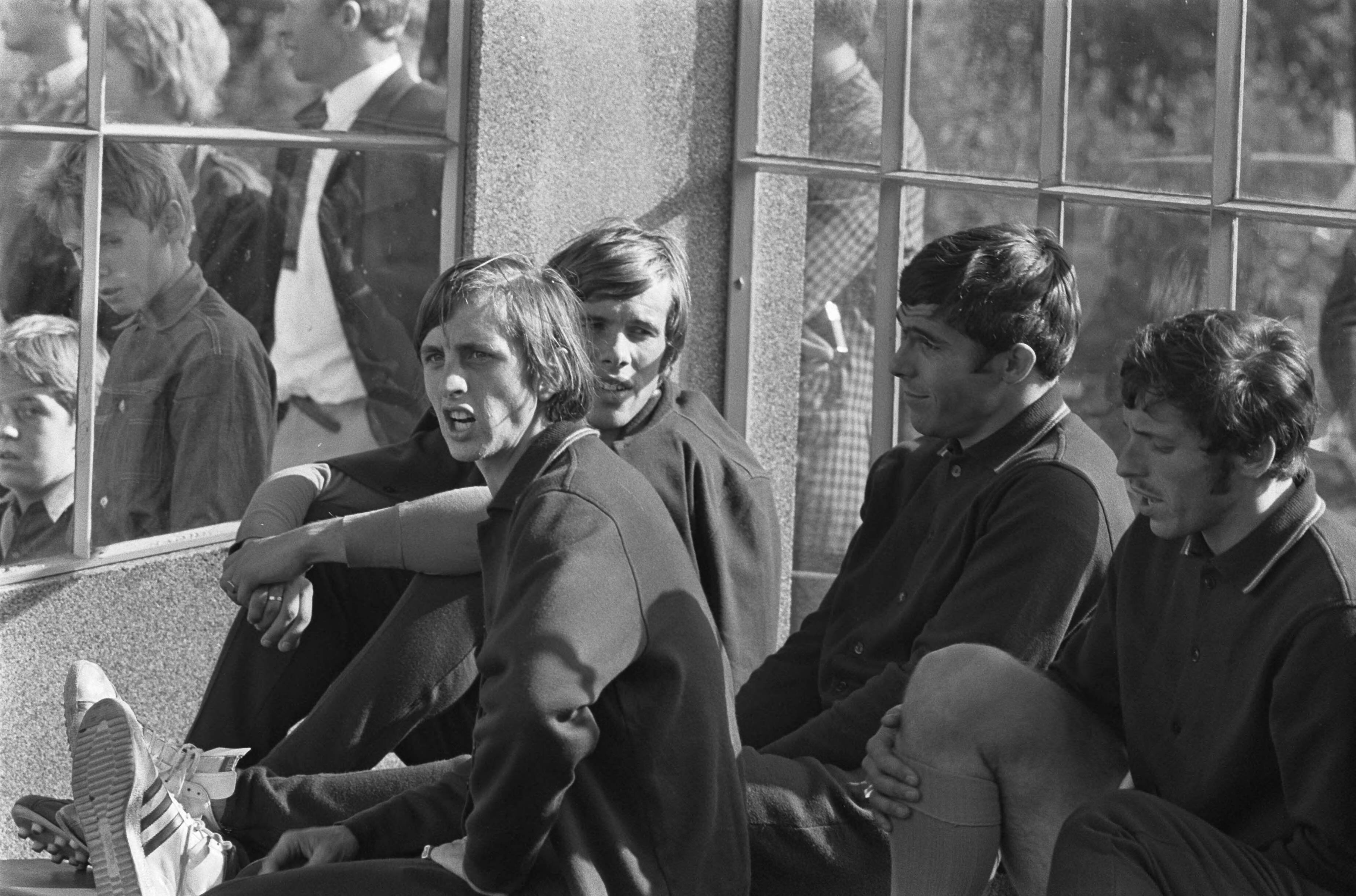 Fotocollectie Anefo — Oefenwedstrijd Nederlands elftal De Graafschap in het UNVB trainingscentrum "Zeist": Johan Cruijff op het bankje langs de lijn, achter hem Van Dijk / — Foto: Evers, Joost / Anefo. Licentie: Set B: Rechtenvrij / Publiek Domein. Bron: Nationaal Archief. http://hdl.handle.net/10648/ab783936-d0b4-102d-bcf8-003048976d84