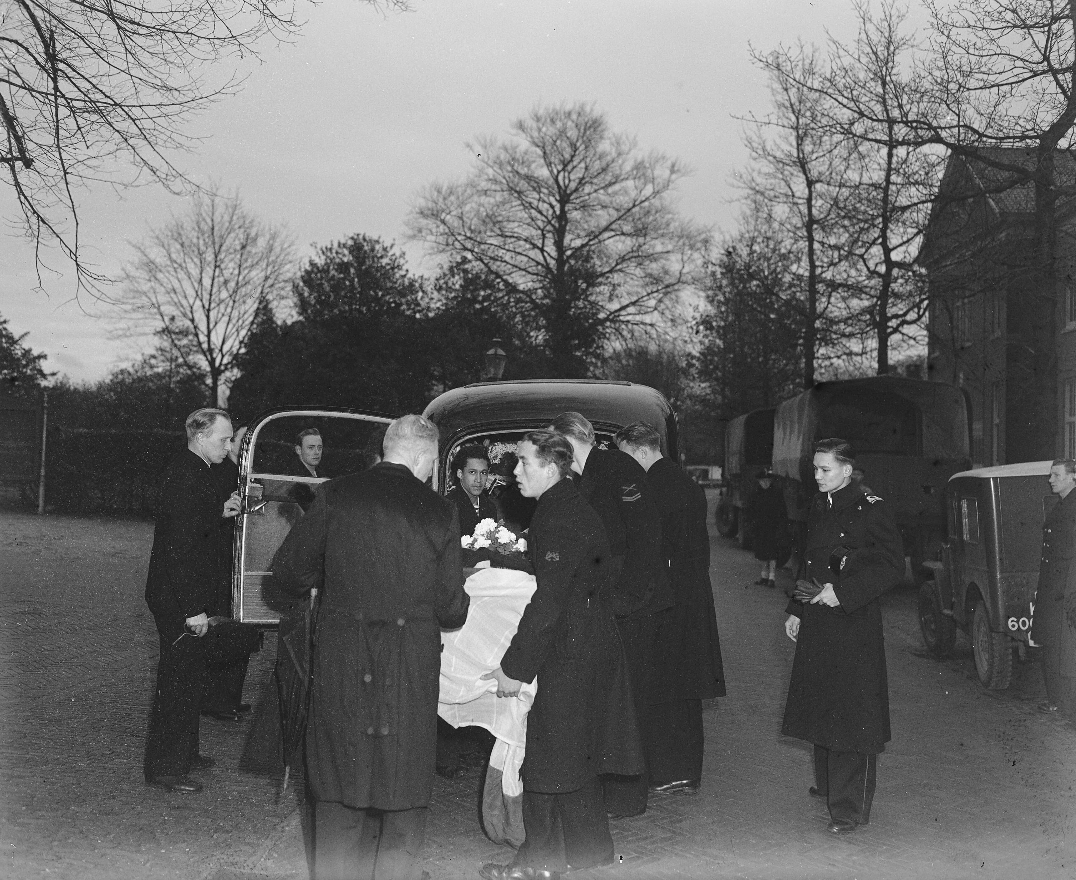 Fotocollectie Anefo — Begrafenis matroos-zeemilicien J.C. Arentsen — Foto: Snikkers, Anton / Anefo. Licentie: Set B: Rechtenvrij / Publiek Domein. Bron: Nationaal Archief. http://hdl.handle.net/10648/a8b28f08-d0b4-102d-bcf8-003048976d84