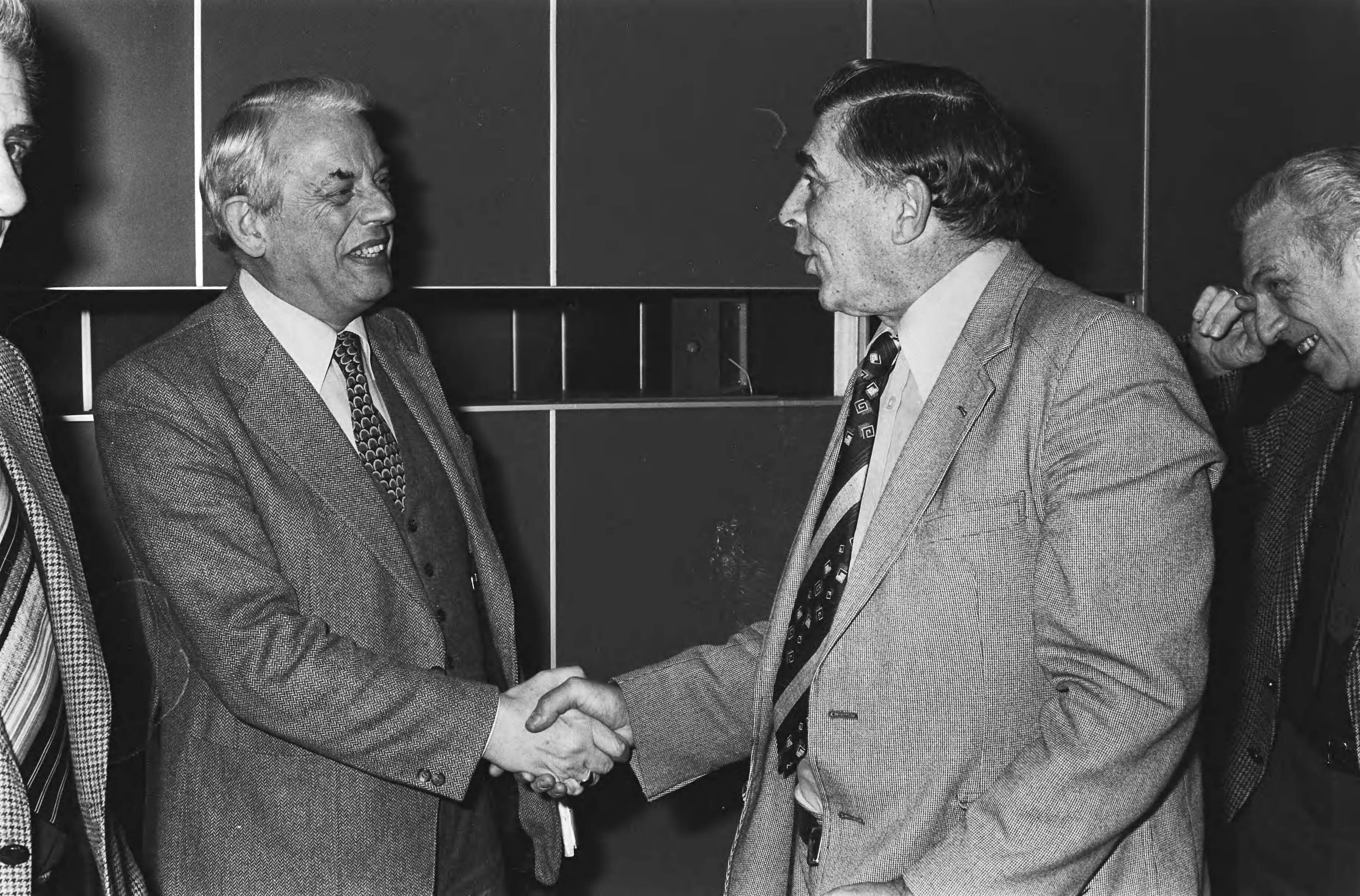 Fotocollectie Anefo — Overleg Metaal CAO, Zoetermeer; FME-voorzitter Ter Hart (l) begroet werknemersvoorzitter Wamsteker — Foto: Suyk, Koen / Anefo. Licentie: Set B: Rechtenvrij / Publiek Domein. Bron: Nationaal Archief. http://hdl.handle.net/10648/acc31040-d0b4-102d-bcf8-003048976d84