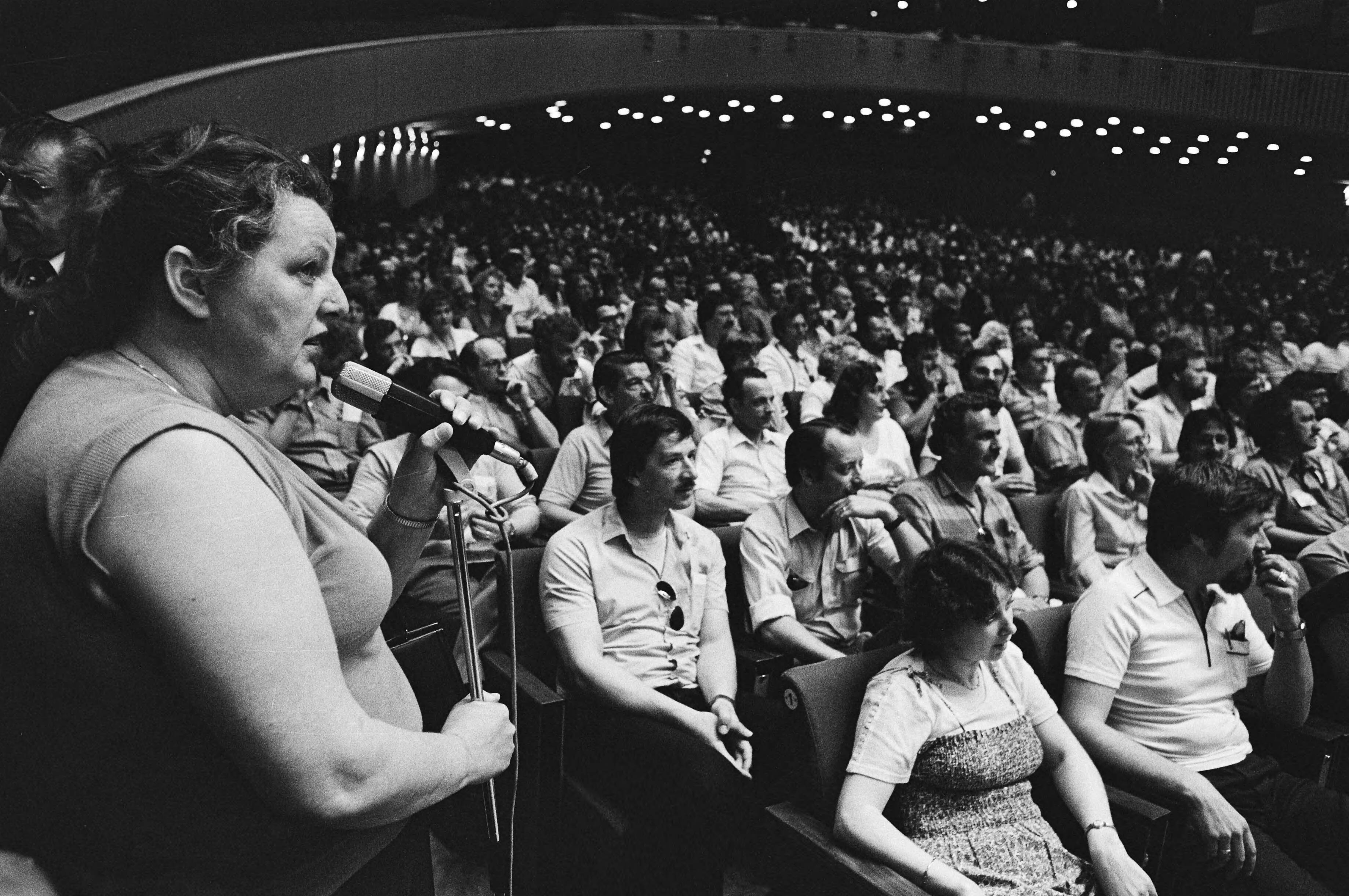 Fotocollectie Anefo — 1400 stakers HTM hebben in Den Haag besloten aktie minstens een week voort te zetten — Foto: Croes, Rob C. / Anefo. Licentie: Set B: Rechtenvrij / Publiek Domein. Bron: Nationaal Archief. http://hdl.handle.net/10648/acfb6a44-d0b4-102d-bcf8-003048976d84