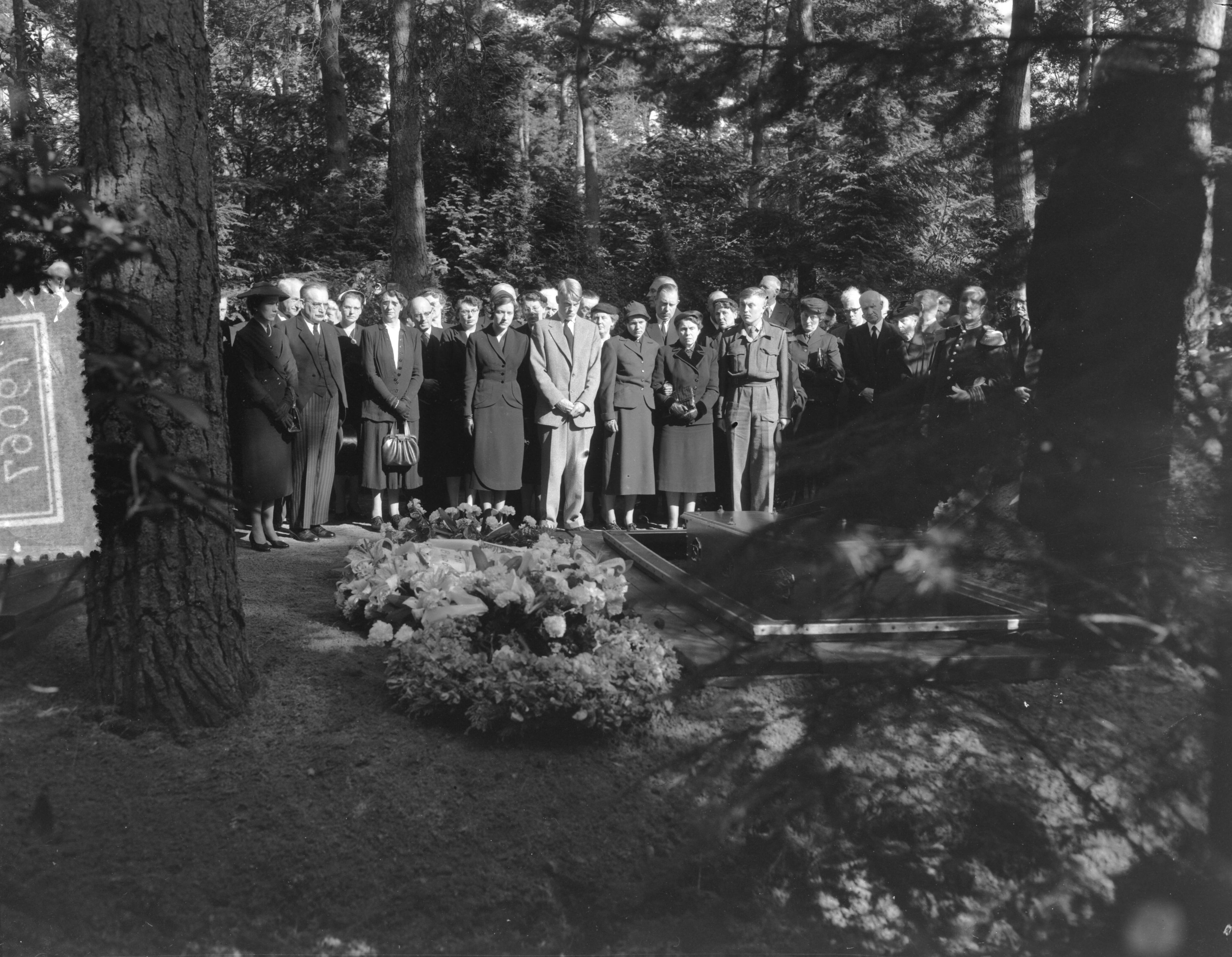 Fotocollectie Anefo — Begrafenis van minister prof. dr. mr. W.J.A. Kernkamp te Bilthoven — Foto: Rossem, Wim van / Anefo. Licentie: Set B: Rechtenvrij / Publiek Domein. Bron: Nationaal Archief. http://hdl.handle.net/10648/a94c28ca-d0b4-102d-bcf8-003048976d84