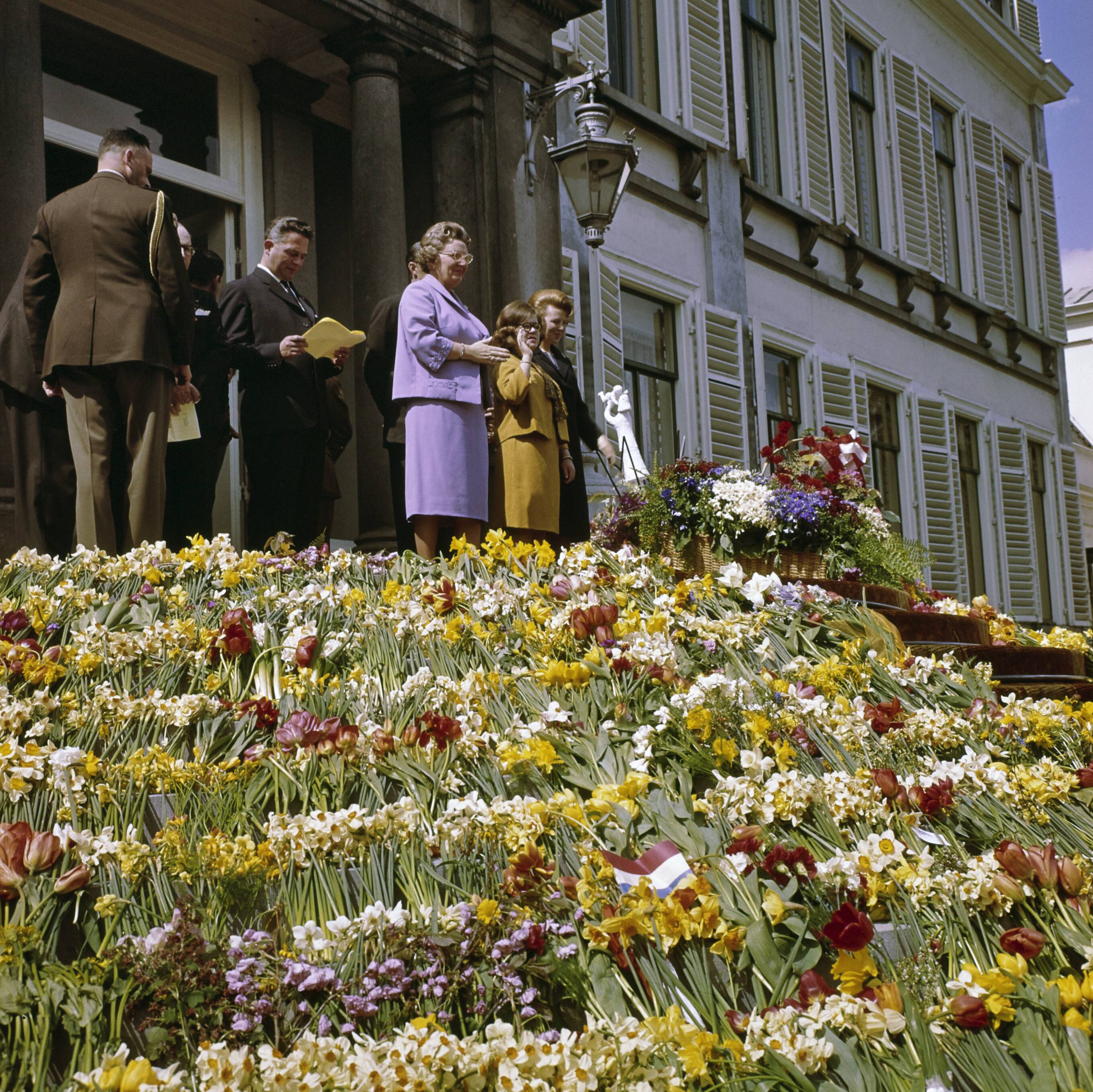 Fotocollectie Anefo — Koninginnedag 1964. Defilé paleis Soestdijk — Foto: Fotograaf Onbekend / Anefo. Licentie: Set B: Rechtenvrij / Publiek Domein. Bron: Nationaal Archief. http://hdl.handle.net/10648/ad8c55ea-d0b4-102d-bcf8-003048976d84