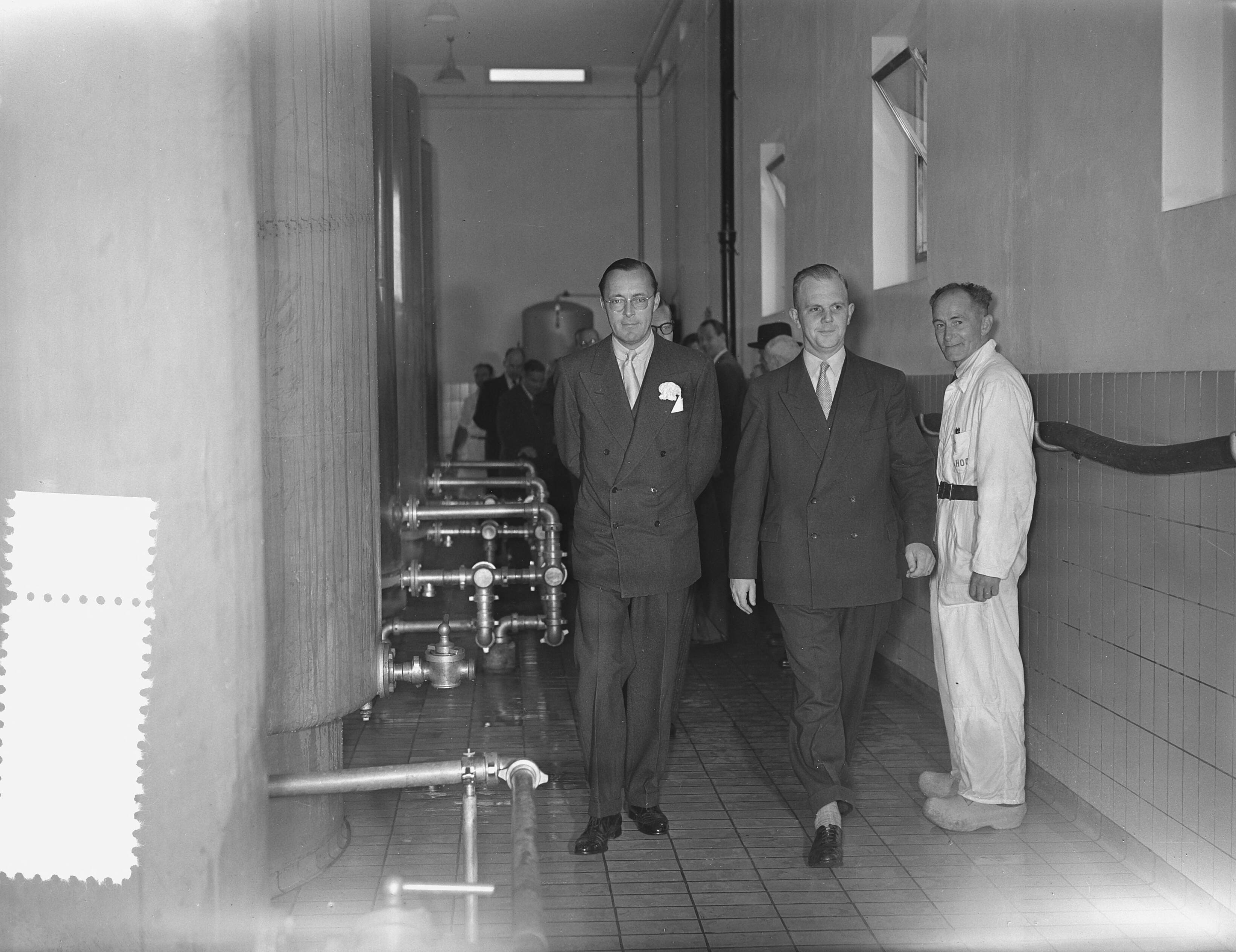 Prins Bernhard bezoekt West-Brabant — Prins Bernhard bezoekt industriegebied Etten-Leur. Bezoek aan Coop. Zuivelfabriek "De Hoop" te Etten — Foto: Bilsen, Joop van / Anefo. Licentie: Set B: Rechtenvrij / Publiek Domein. Bron: Nationaal Archief. http://hdl.handle.net/10648/a93c2bc8-d0b4-102d-bcf8-003048976d84