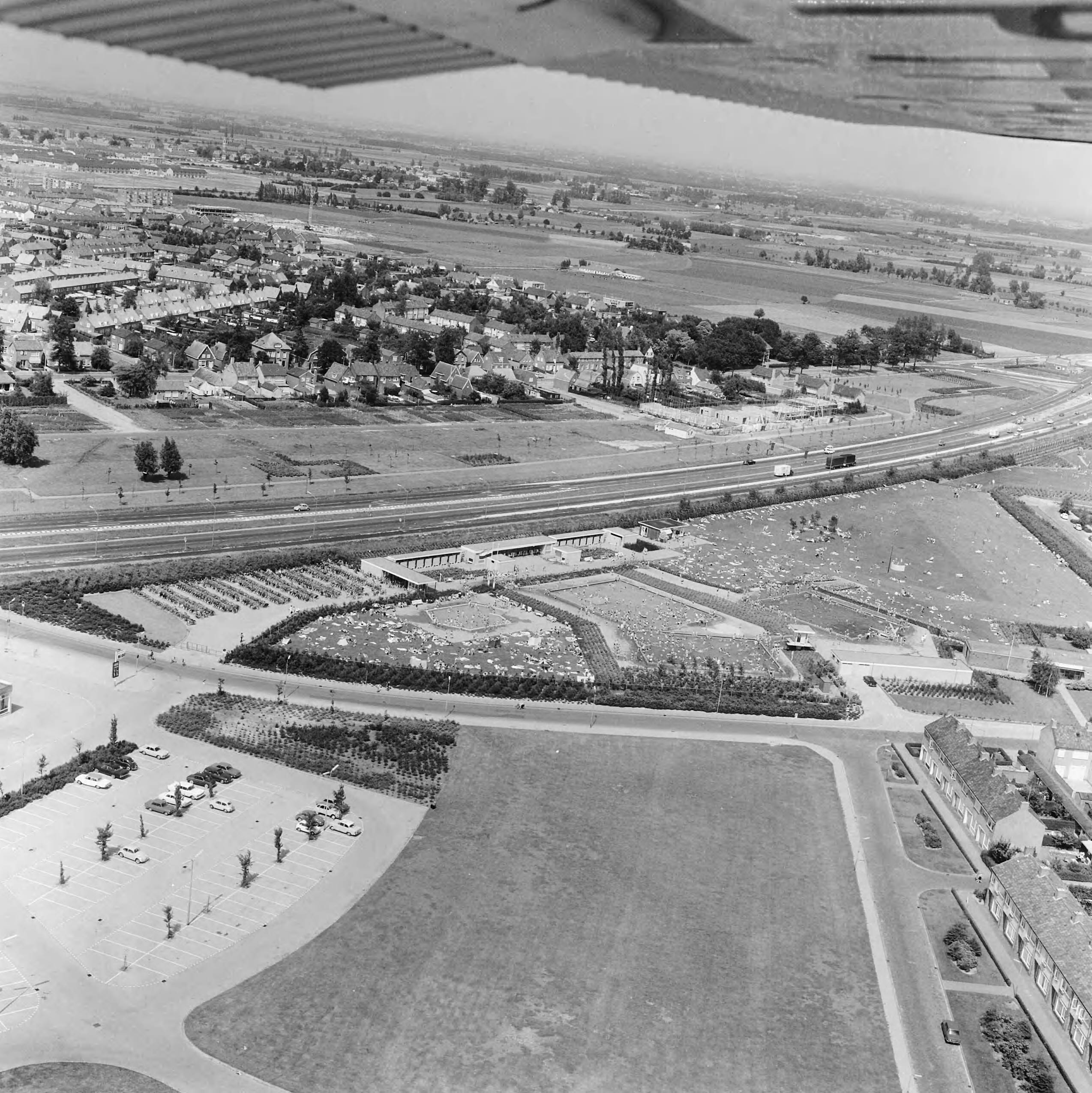 Fotocollectie Nederlandse Heidemaatschappij — Luchtopname. Openluchtzwembad te Etten — Foto: Fotograaf Onbekend / Heidemij. Licentie: Set B: Rechtenvrij / Publiek Domein. Bron: Nationaal Archief. http://hdl.handle.net/10648/ae4f7eda-d0b4-102d-bcf8-003048976d84