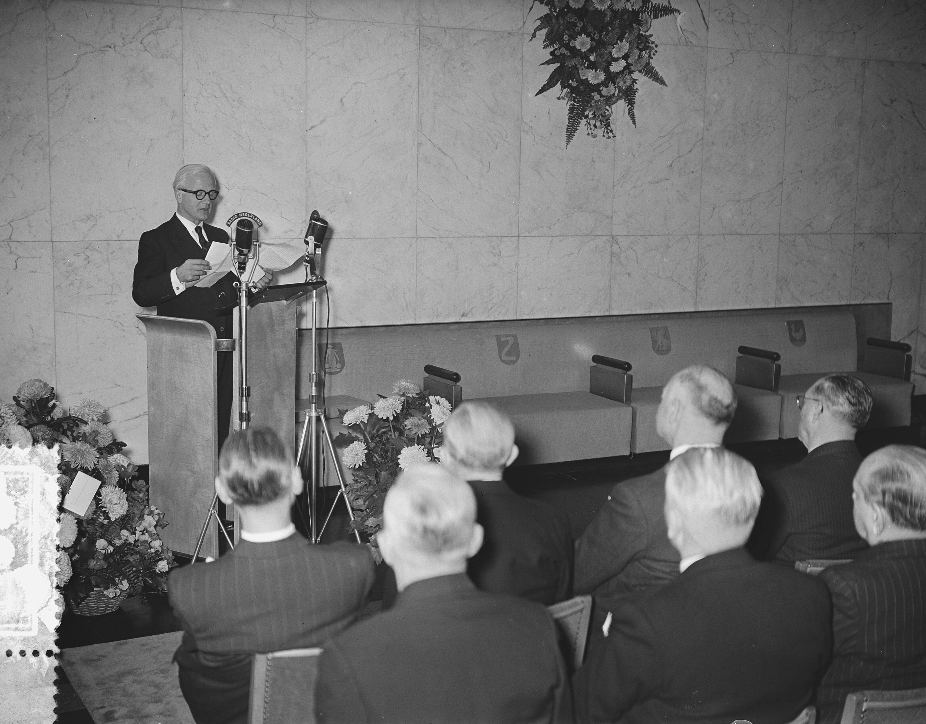 Prins Bernhard benoemd tot beschermheer van de Wereldomroep — Prins Bernhard benoemd tot beschermheer van de Wereldomroep. Toespraak van voorzitter, burgemeester A.J. d'Ailly — Foto: Bilsen, Joop van / Anefo. Licentie: Set B: Rechtenvrij / Publiek Domein. Bron: Nationaal Archief. http://hdl.handle.net/10648/a93cc3a8-d0b4-102d-bcf8-003048976d84