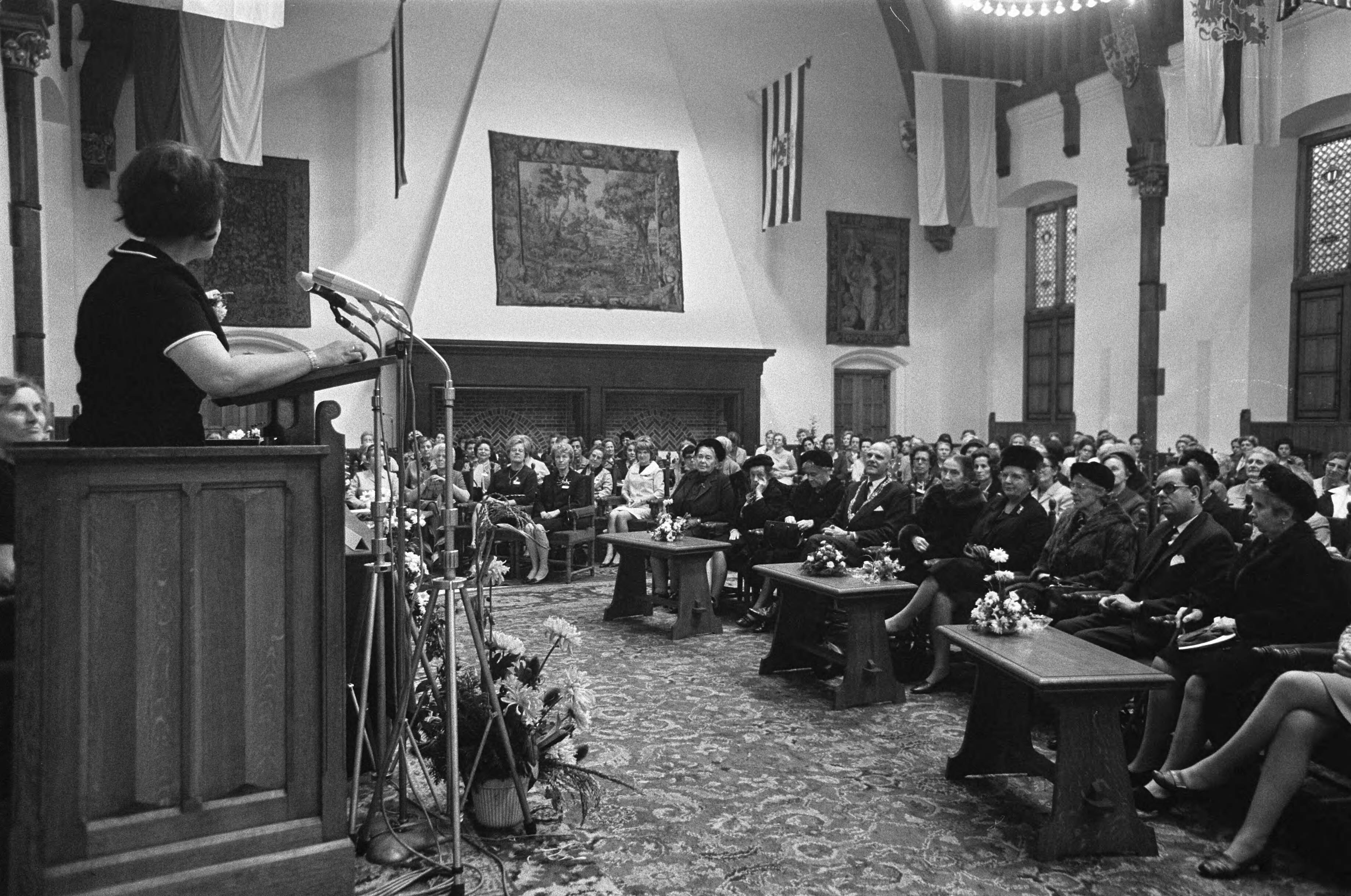 Fotocollectie Anefo — Koningin Juliana aanwezig bij Congres Nederlandse Vrouwen Comite in Ridderzaal Den Haag . Mevrouw Rood de Boer — Foto: Mieremet, Rob / Anefo. Licentie: Set B: Rechtenvrij / Publiek Domein. Bron: Nationaal Archief. http://hdl.handle.net/10648/ab8097f2-d0b4-102d-bcf8-003048976d84