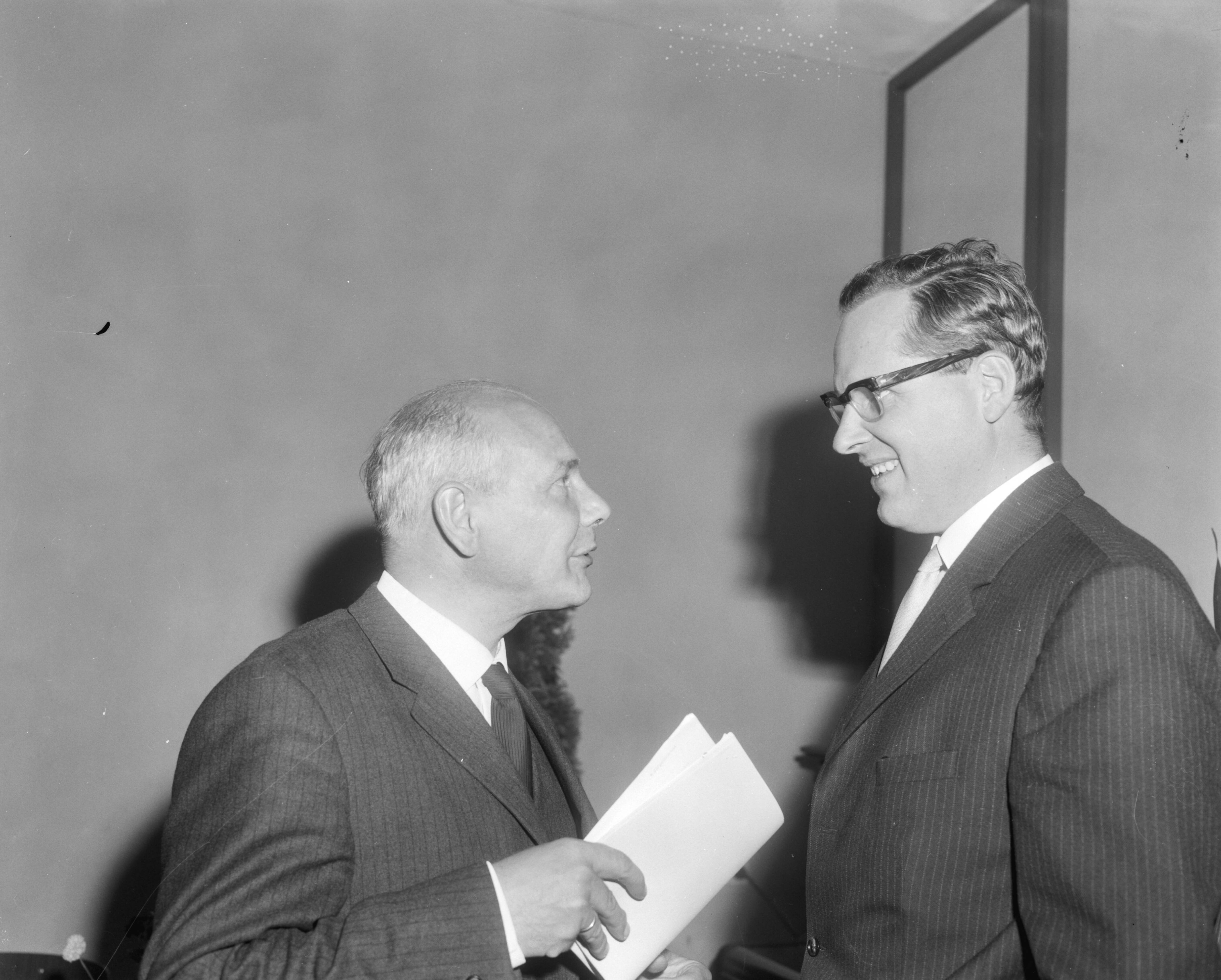 Fotocollectie Anefo — Conferentie "Energie-voorziening in de Europese Gemeenschap" van de Europese Beweging in de Hildebrandzaal te Haarlem. Minister van Economische Zaken, drs. J.M. den Uyl (l.) met zijn voorganger oud-minister dr. J.E. Andriessen — Foto: Bilsen, Joop van / Anefo. Licentie: Set B: Rechtenvrij / Publiek Domein. Bron: Nationaal Archief. http://hdl.handle.net/10648/aac09b14-d0b4-102d-bcf8-003048976d84