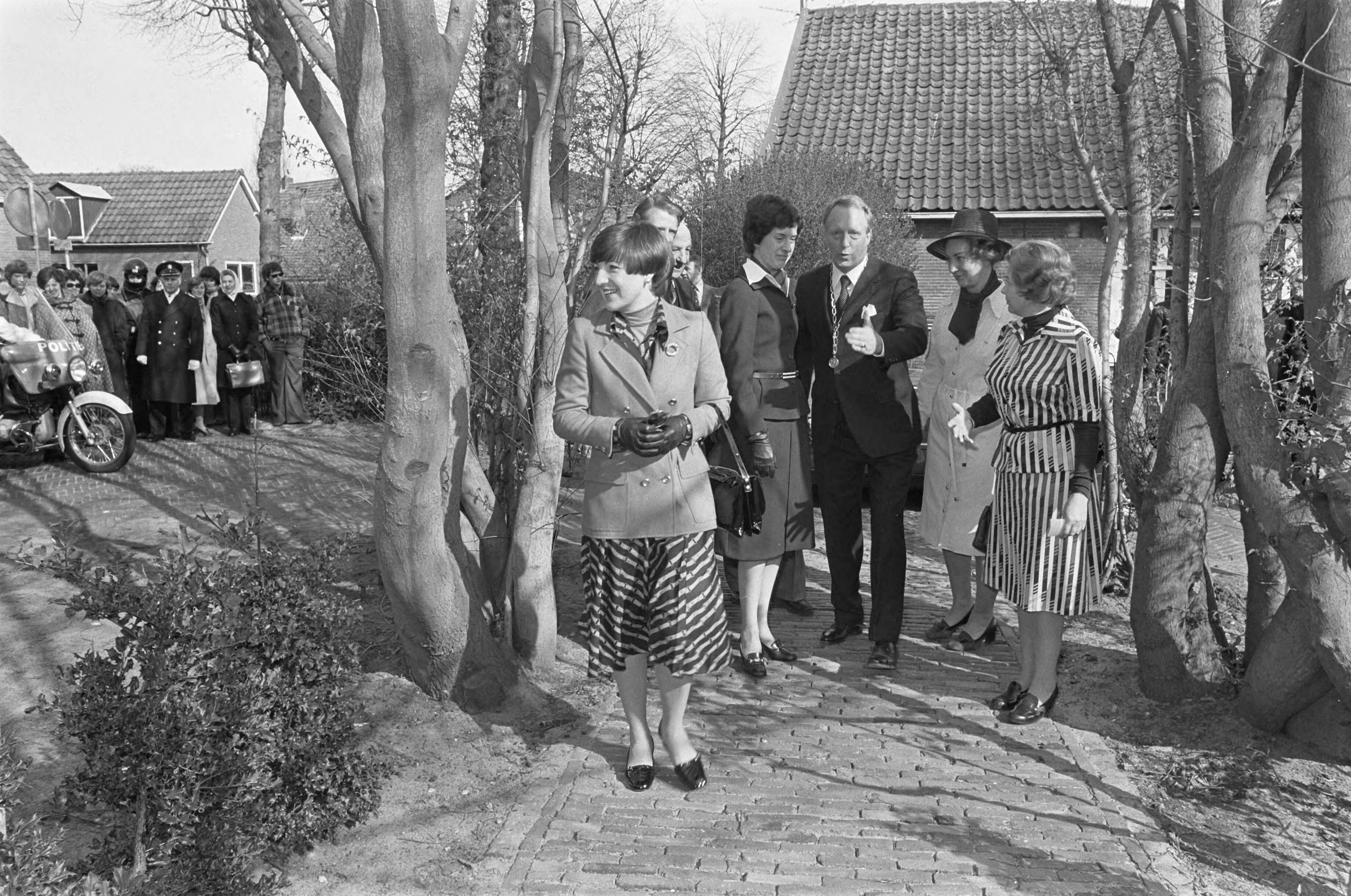 Prinses Margriet opent dienstencentrum voor bejaarden 't Ouwe Darp in Huizen — Prinses Margriet maakt een wandeling in de tuin van het dienstencentrum — Foto: Peters, Hans / Anefo. Licentie: Set B: Rechtenvrij / Publiek Domein. Bron: Nationaal Archief. http://hdl.handle.net/10648/ac99f552-d0b4-102d-bcf8-003048976d84