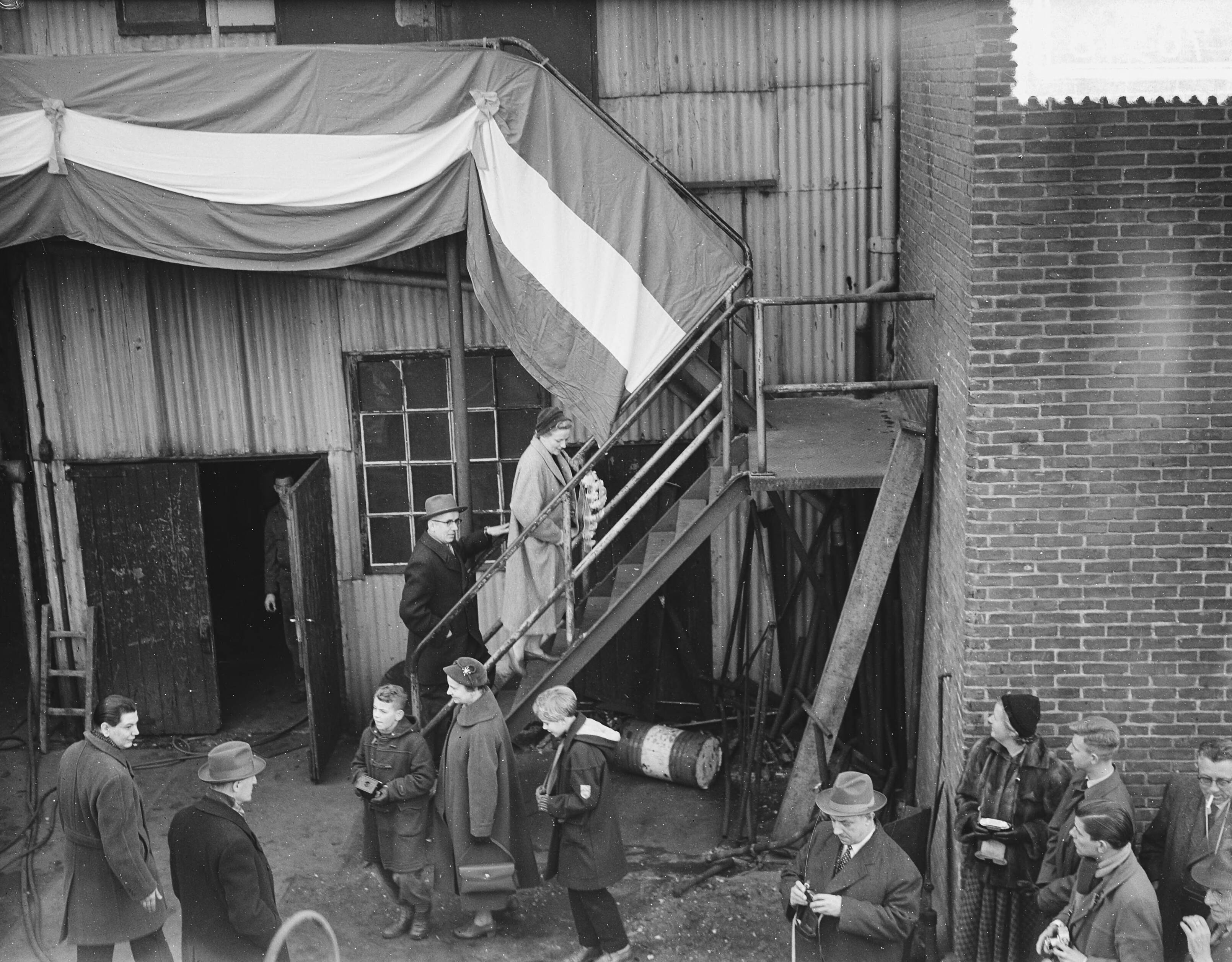 Tewaterlating van het m.s. "Ulla Danielsen" bij de Zaanlandse Scheepsbouw Maatschappij — Foto: Bilsen, Joop van / Anefo. — Licentie: Set B: Rechtenvrij / Publiek Domein. Bron: Nationaal Archief. http://hdl.handle.net/10648/a9444f9c-d0b4-102d-bcf8-003048976d84