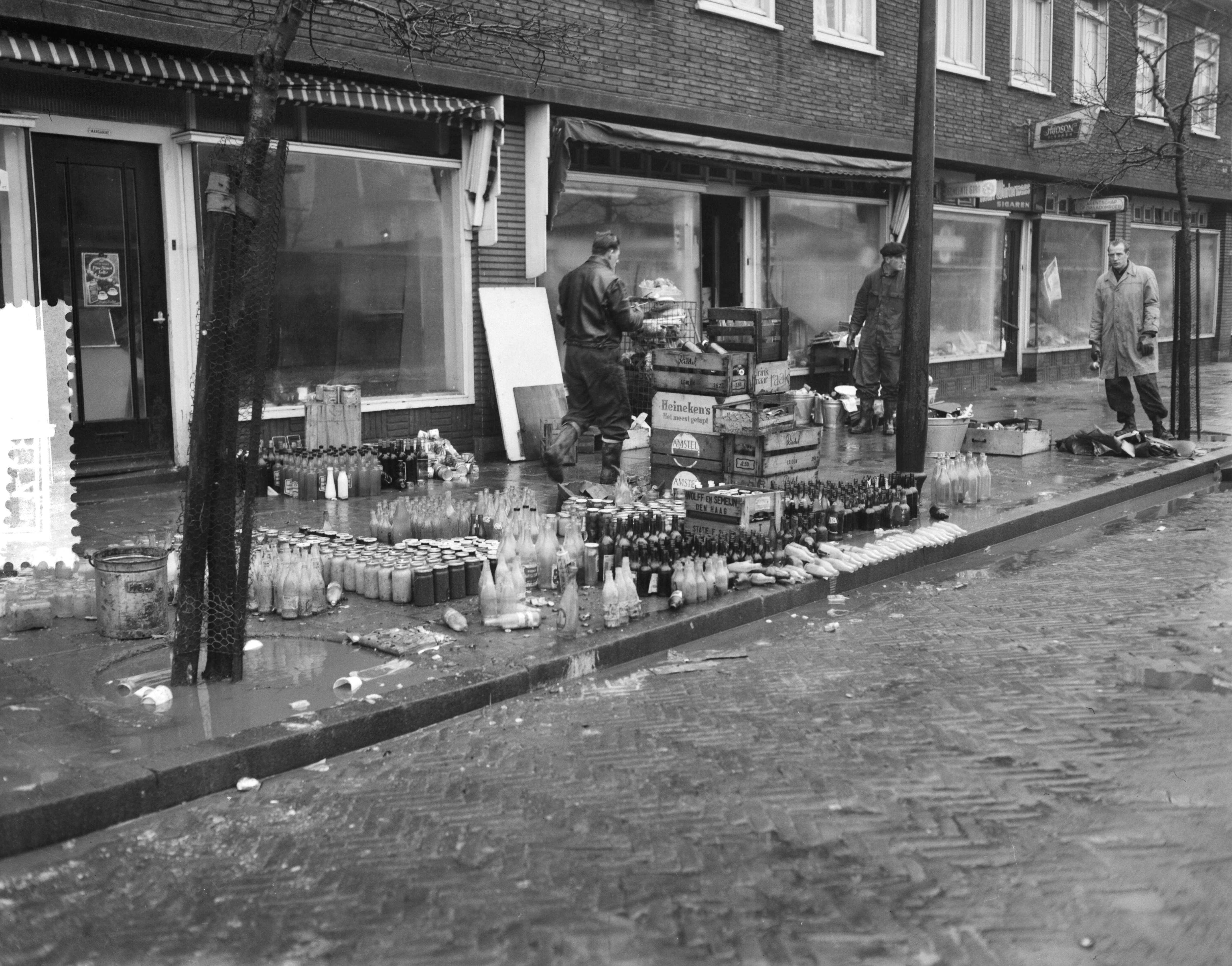 Ramp Tuindorp Oostzaan — Laatste voorbereiding terugkeer bewoners Oostzaan — Foto: Bilsen, Joop van / Anefo. Licentie: Set B: Rechtenvrij / Publiek Domein. Bron: Nationaal Archief. http://hdl.handle.net/10648/a9a6ceb0-d0b4-102d-bcf8-003048976d84