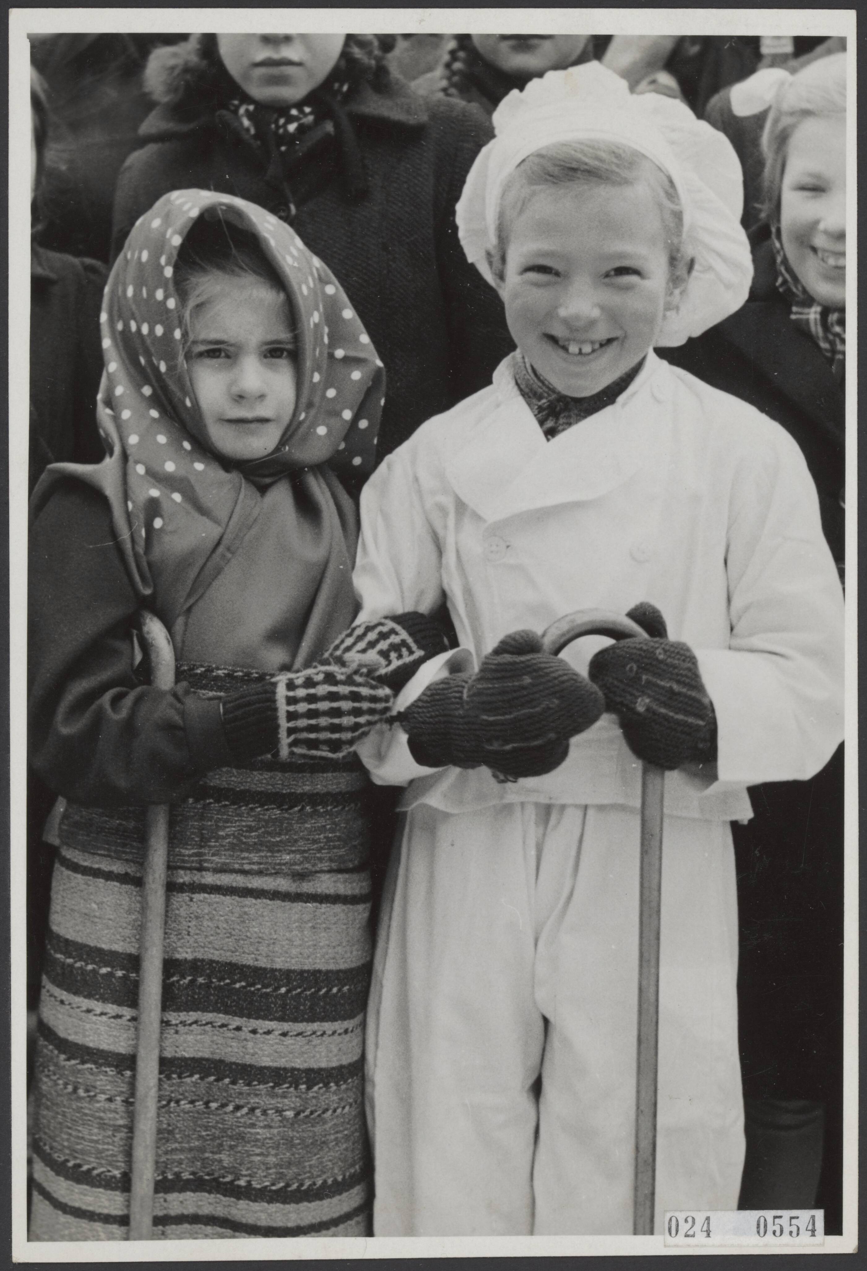 Carnaval in Brabant — Carnaval 's-Hertogenbosch. Kinderen verkleed als bakkertje en oud vrouwtje — Foto: R.K. Foto-persbureau "Het Zuiden" / Rechtenvrij. Licentie: Set B: Rechtenvrij / Publiek Domein. Bron: Nationaal Archief. http://hdl.handle.net/10648/add7d36c-d0b4-102d-bcf8-003048976d84