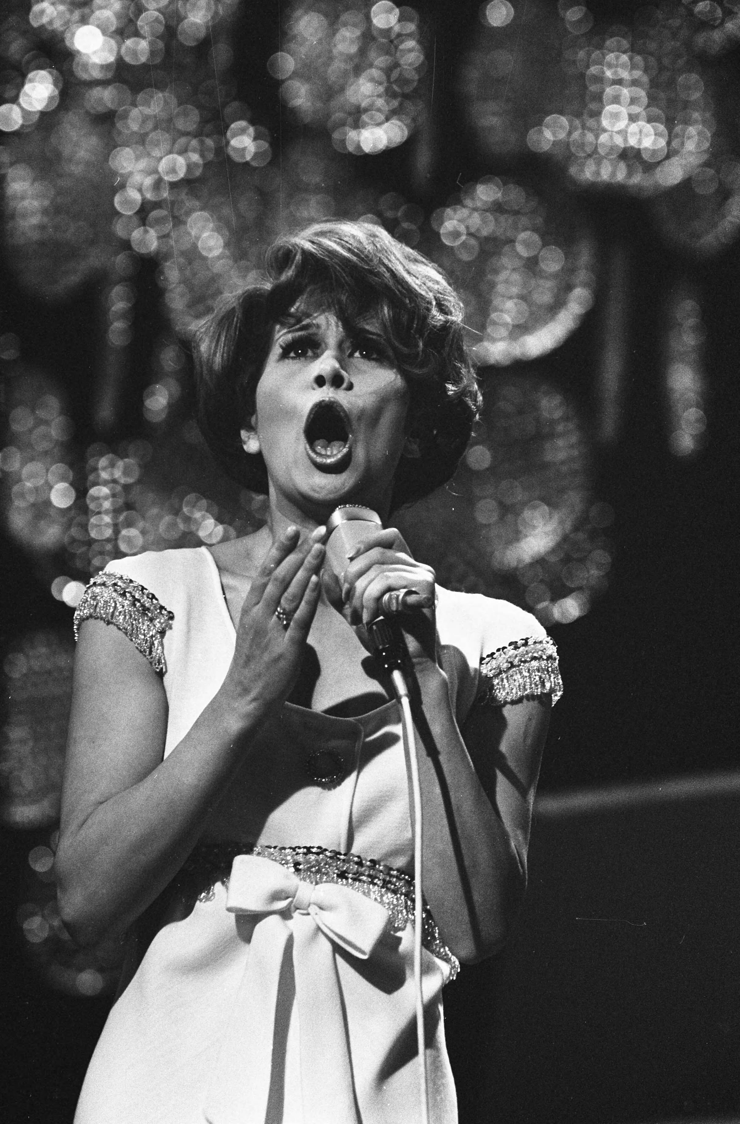 Fotocollectie Anefo — Nationale finale van het Eurovisie Songfestival in Scheveningen Anneke Gronloh — Foto: Koch, Eric / Anefo. Licentie: Set B: Rechtenvrij / Publiek Domein. Bron: Nationaal Archief. http://hdl.handle.net/10648/ab60032a-d0b4-102d-bcf8-003048976d84