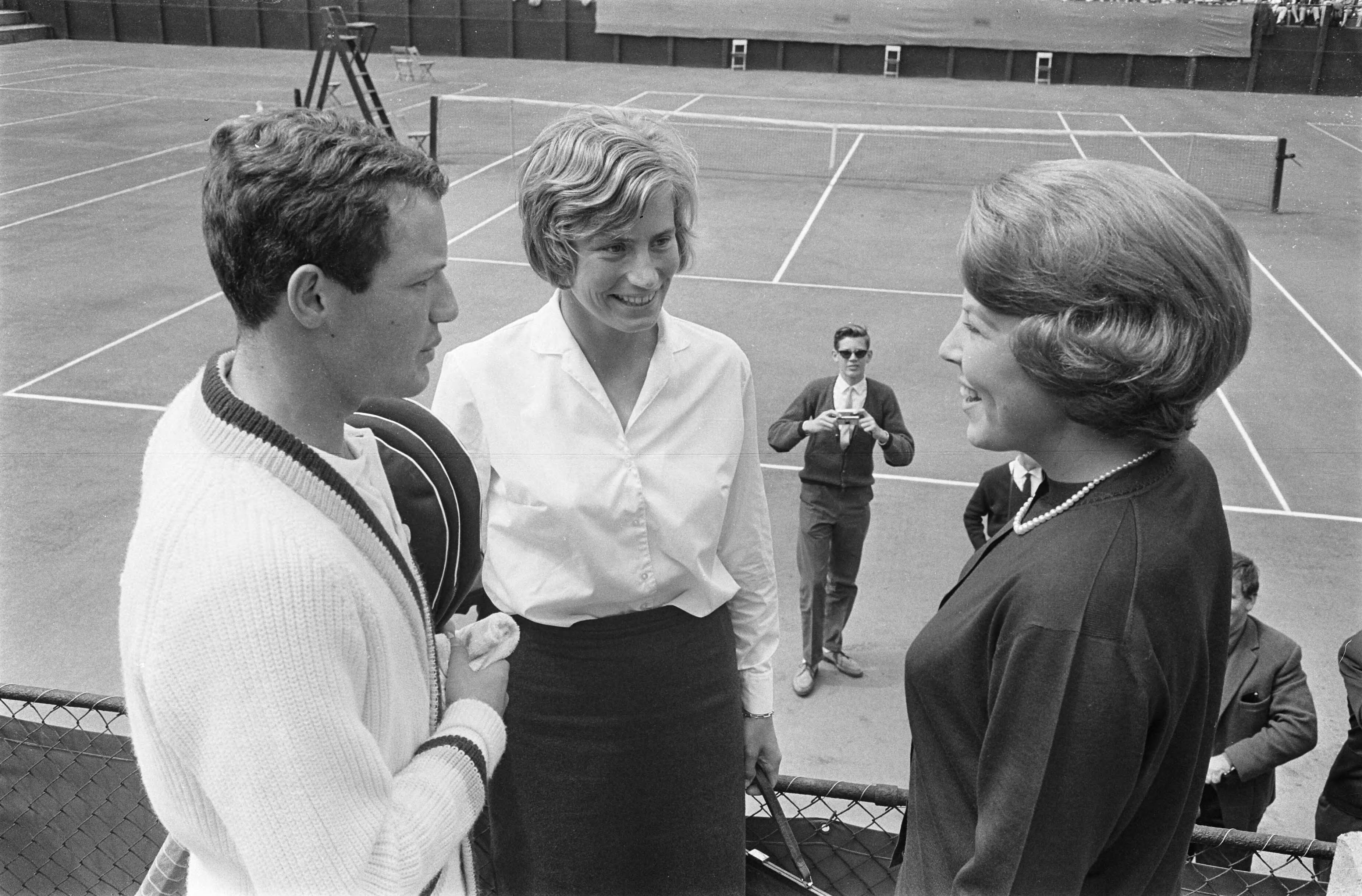 Fotocollectie Anefo — Tennis op de METS-banen in Den Haag, prinses Beatrix in gesprek met Trudy Groenman en Tom Okker — Foto: Pot, Harry / Anefo (1). Licentie: Set B: Rechtenvrij / Publiek Domein. Bron: Nationaal Archief. http://hdl.handle.net/10648/aa6fc3ce-d0b4-102d-bcf8-003048976d84