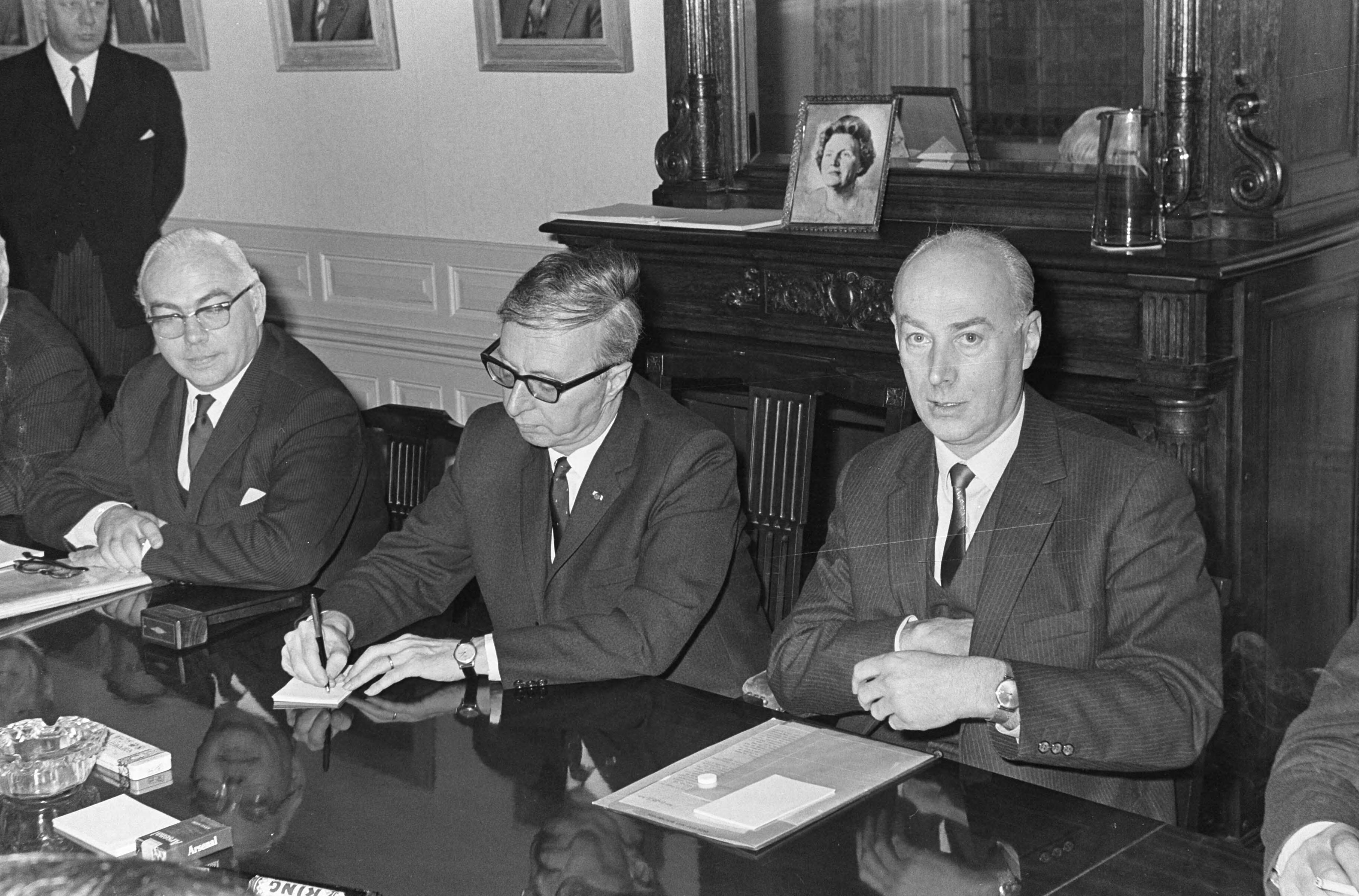 Fotocollectie Anefo — Overleg tussen regering en vertegenwoordigers van de werknemersorganisaties Den Haag , 10 Kloos (links) en Zijlstra — Foto: Evers, Joost / Anefo. Licentie: Set B: Rechtenvrij / Publiek Domein. Bron: Nationaal Archief. http://hdl.handle.net/10648/ab0d9342-d0b4-102d-bcf8-003048976d84