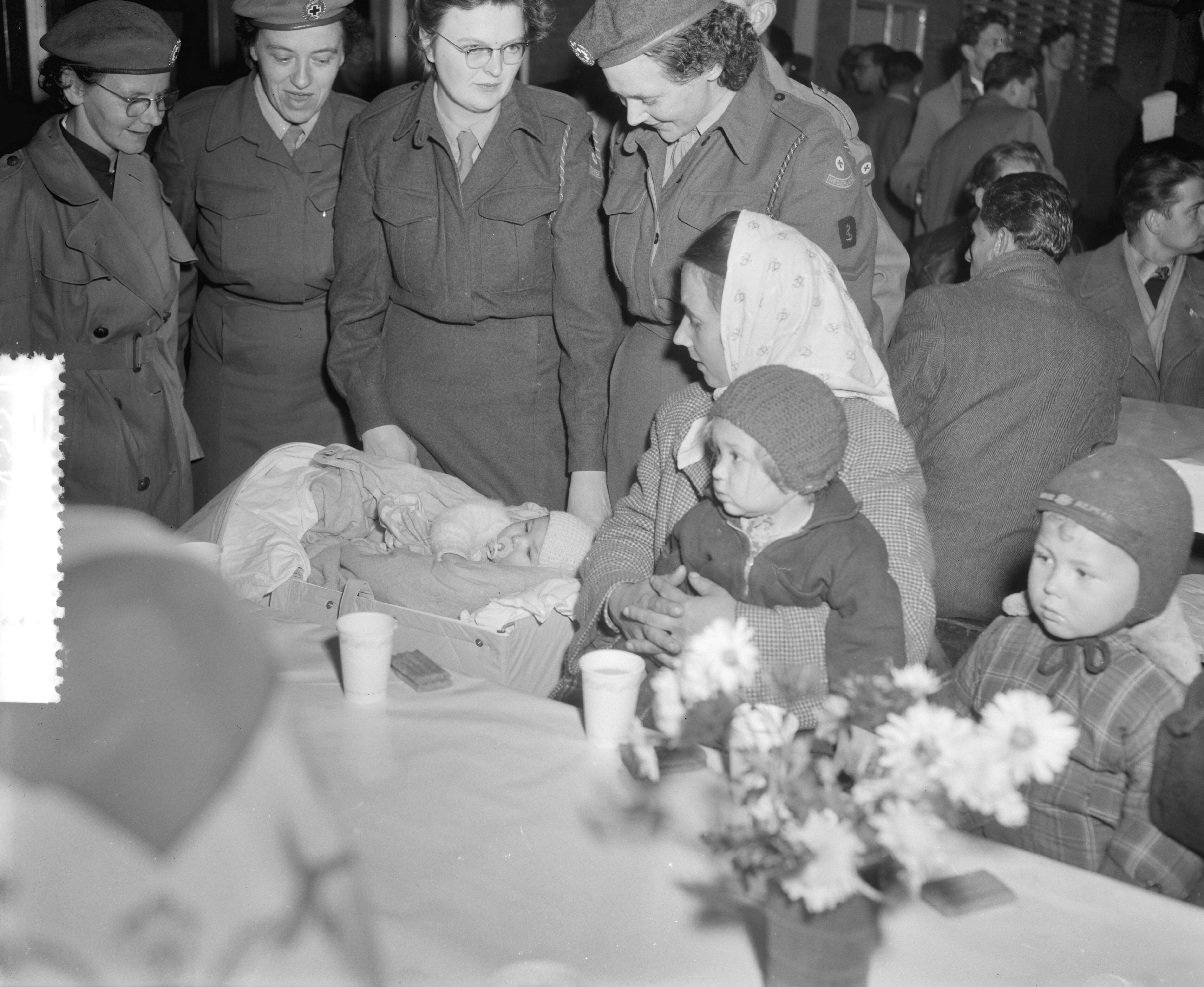 Fotocollectie Anefo — Aankomst Rode Kruistrein met Hongaren te Utrecht. Opvang in de Jaarbeurs — Foto: Behrens, Herbert F. / Anefo. Licentie: Set B: Rechtenvrij / Publiek Domein. Bron: Nationaal Archief. http://hdl.handle.net/10648/a952b564-d0b4-102d-bcf8-003048976d84