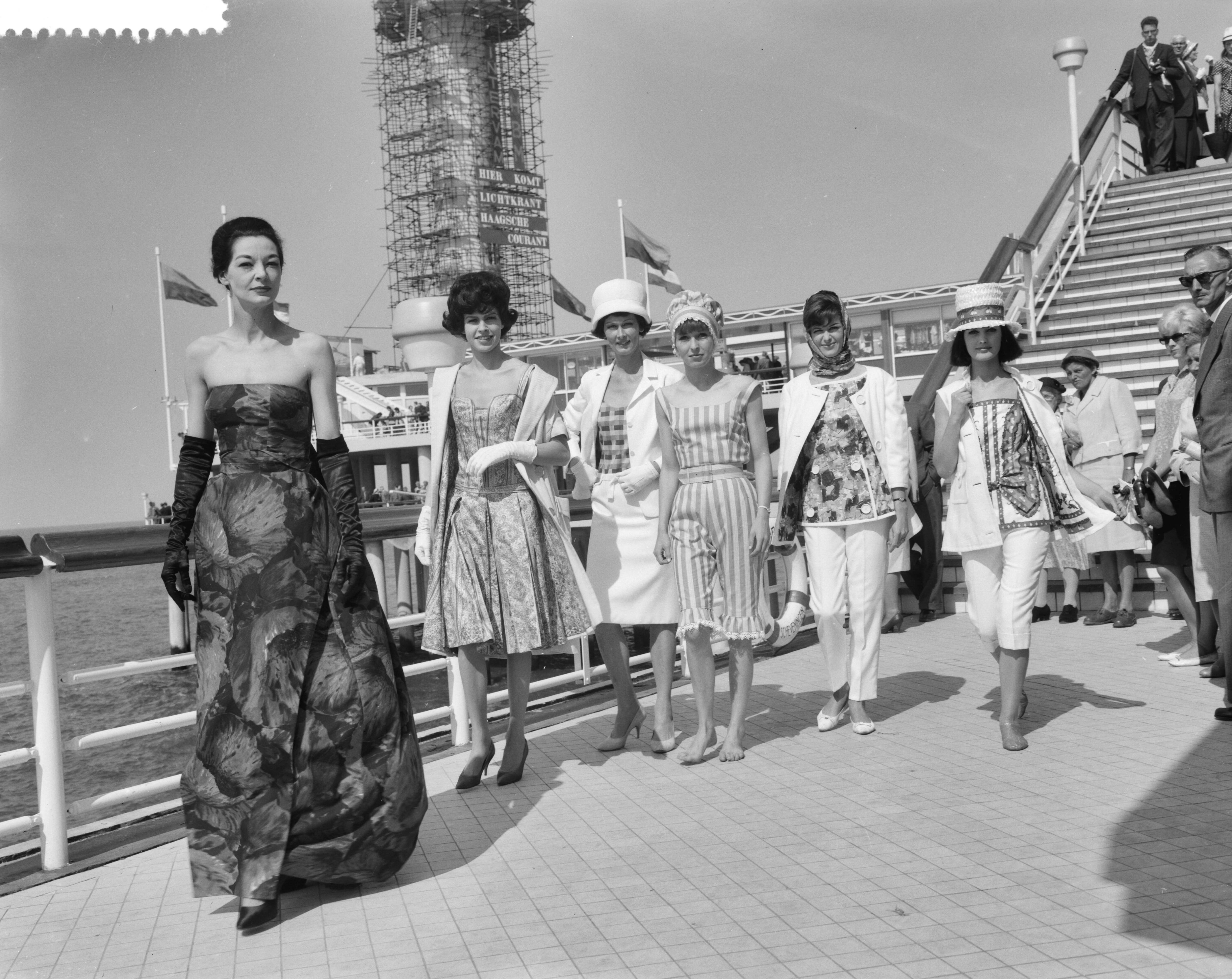 Fotocollectie Anefo — Modeshow op de Scheveningse Pier — Foto: Bilsen, Joop van / Anefo. Licentie: Set B: Rechtenvrij / Publiek Domein. Bron: Nationaal Archief. http://hdl.handle.net/10648/a9d8b150-d0b4-102d-bcf8-003048976d84