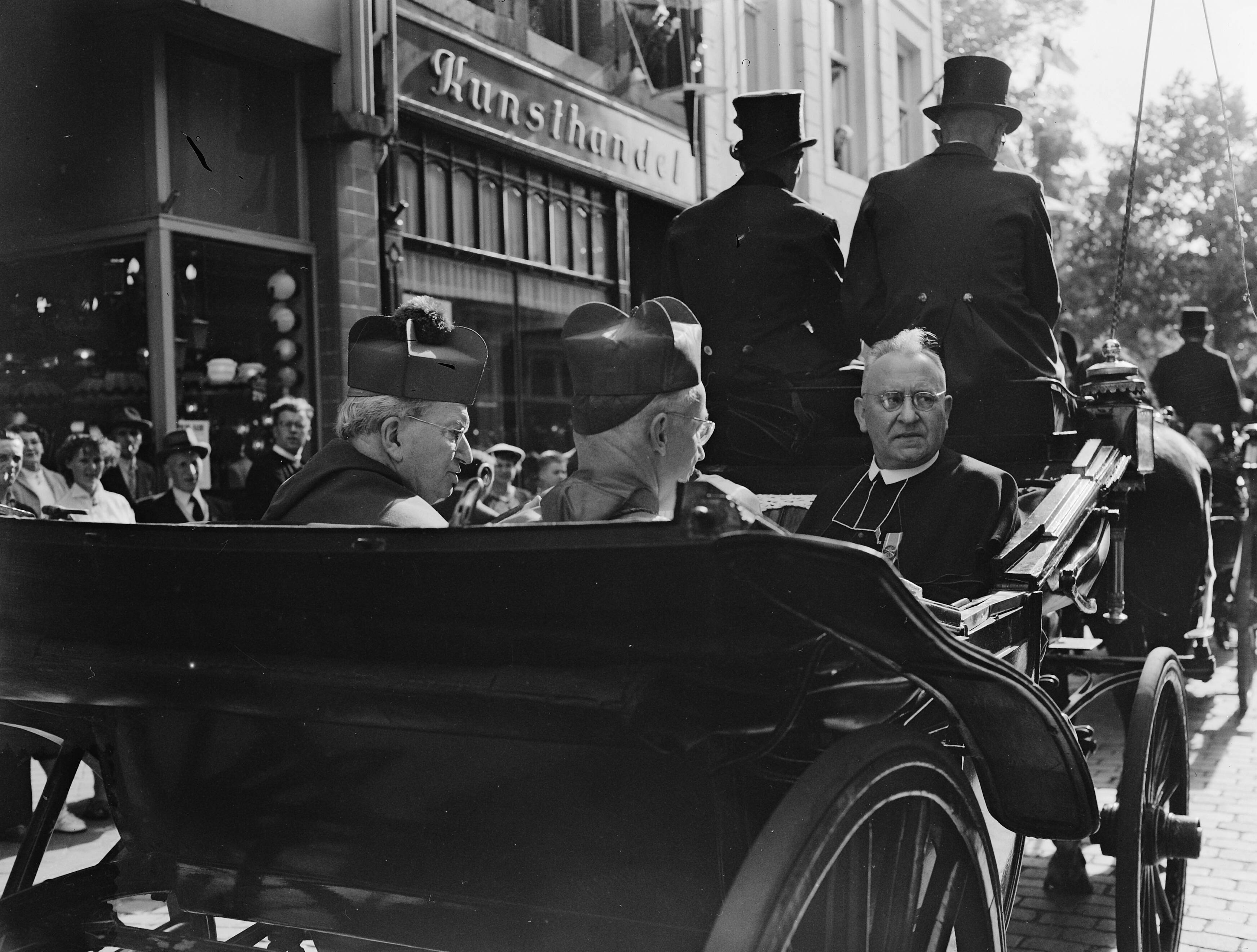 Fotocollectie Anefo — Heiligdomsvaart Maastricht, op de rug gezien rechts de aartsbisschop van Keulen Joseph Frings, links mgr. Dr. J. H. G. Lemmens, bisschop van Roermond — Foto: Pot, Harry / Anefo. Licentie: Set B: Rechtenvrij / Publiek Domein. Bron: Nationaal Archief. http://hdl.handle.net/10648/a937fd96-d0b4-102d-bcf8-003048976d84