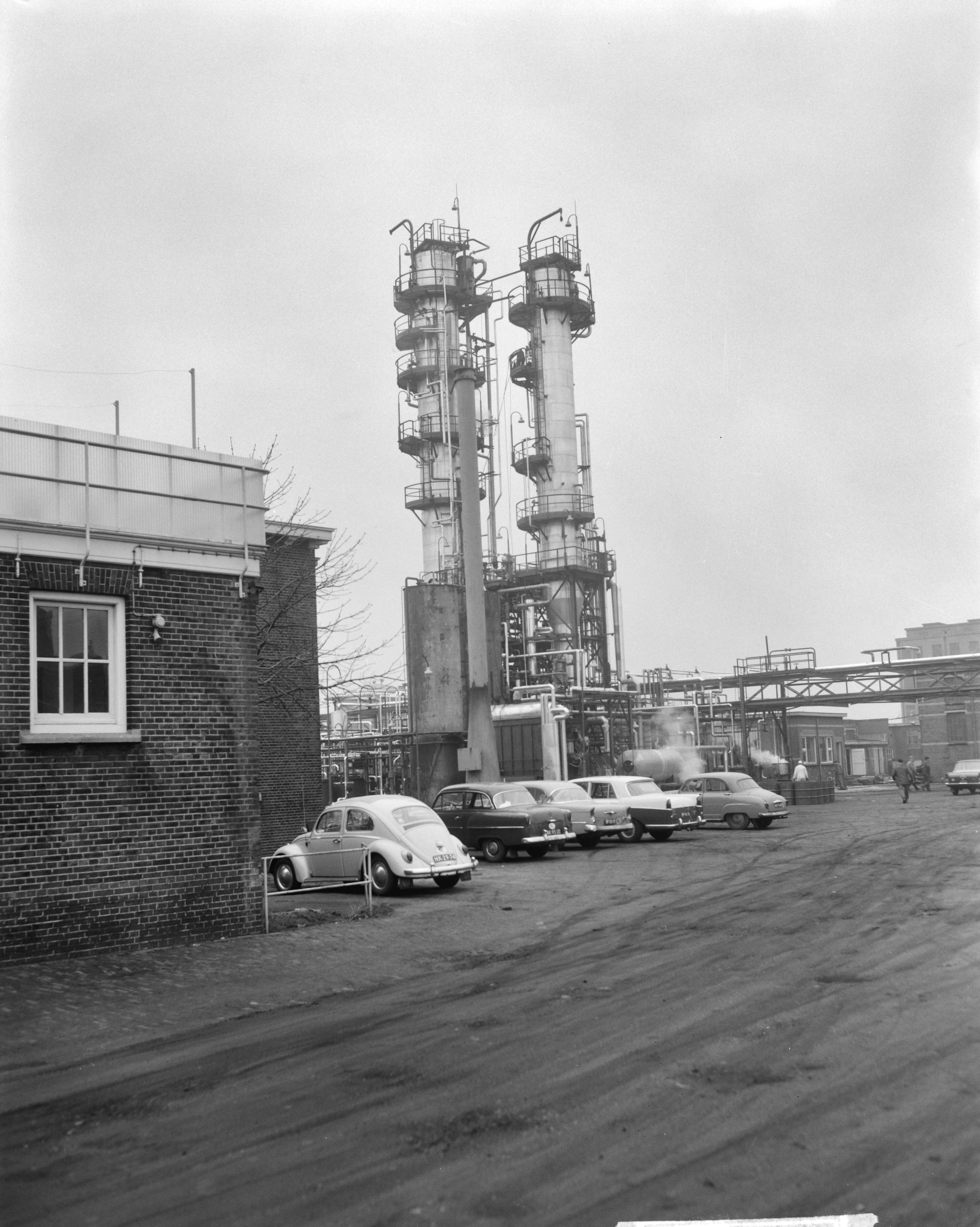 Fotocollectie Anefo — Chemische fabriek Naarden-Kemi, in Wormerveer moet sluiten wegens stank — Foto: Bilsen, Joop van / Anefo. Licentie: Set B: Rechtenvrij / Publiek Domein. Bron: Nationaal Archief. http://hdl.handle.net/10648/aa605d26-d0b4-102d-bcf8-003048976d84