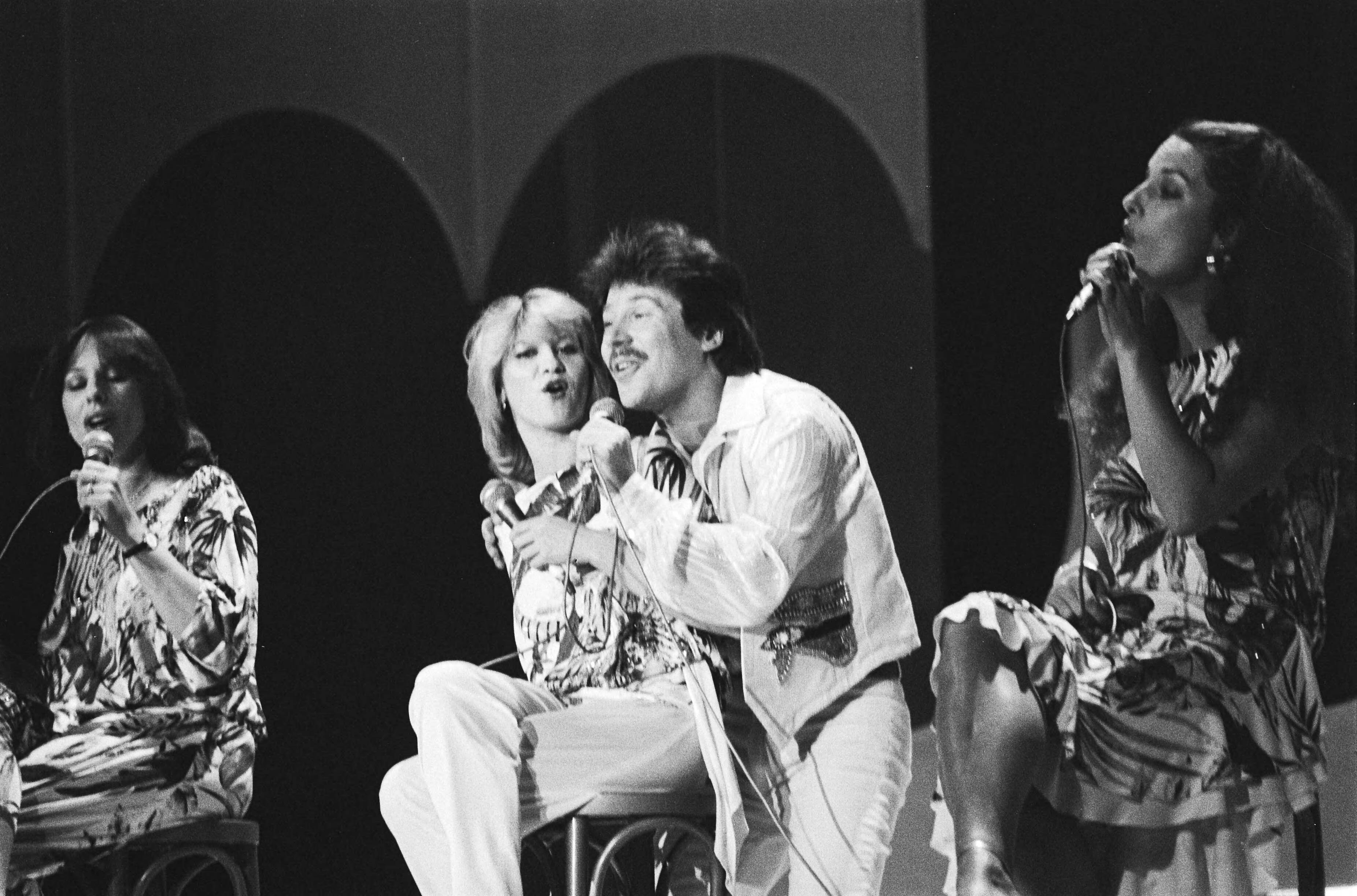 Fotocollectie Anefo — Nationale finale Eurovisie Songfestival in Circustheater in Scheveningen. Bill van Dijk tijdens zijn optreden — Foto: Dijk, Hans van / Anefo. Licentie: Set B: Rechtenvrij / Publiek Domein. Bron: Nationaal Archief. http://hdl.handle.net/10648/ad10fb16-d0b4-102d-bcf8-003048976d84