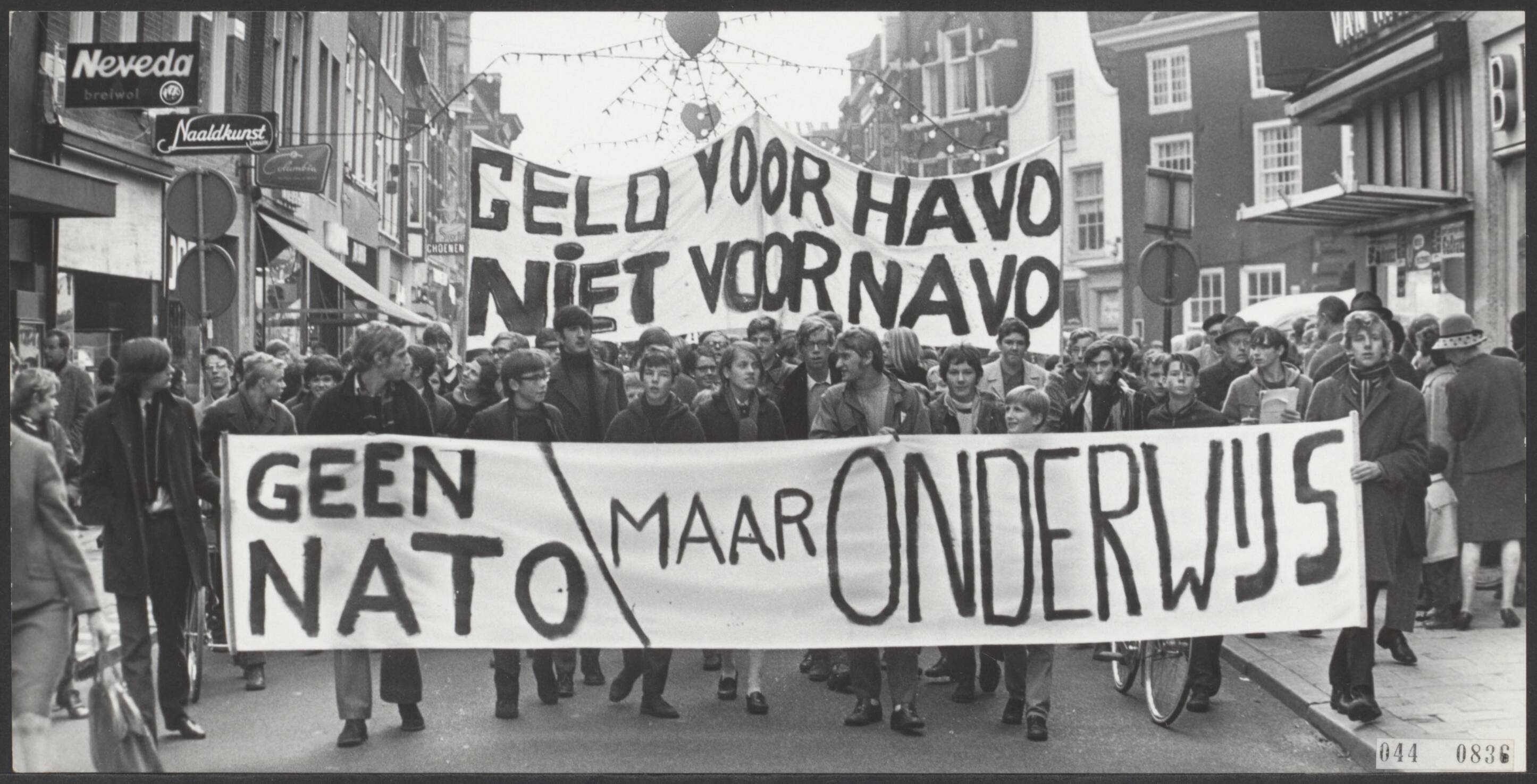 Fotocollectie Elsevier Binnenland — Ca. 400 leerlingen van Haarlemse middelbare scholen zijn door de binnenstad getrokken om te demonstreren tegen hogere defensie-uitgaven — Foto: Nijs, Jac. de / Anefo. Licentie: Set B: Rechtenvrij / Publiek Domein. Bron: Nationaal Archief. http://hdl.handle.net/10648/adfbb66a-d0b4-102d-bcf8-003048976d84