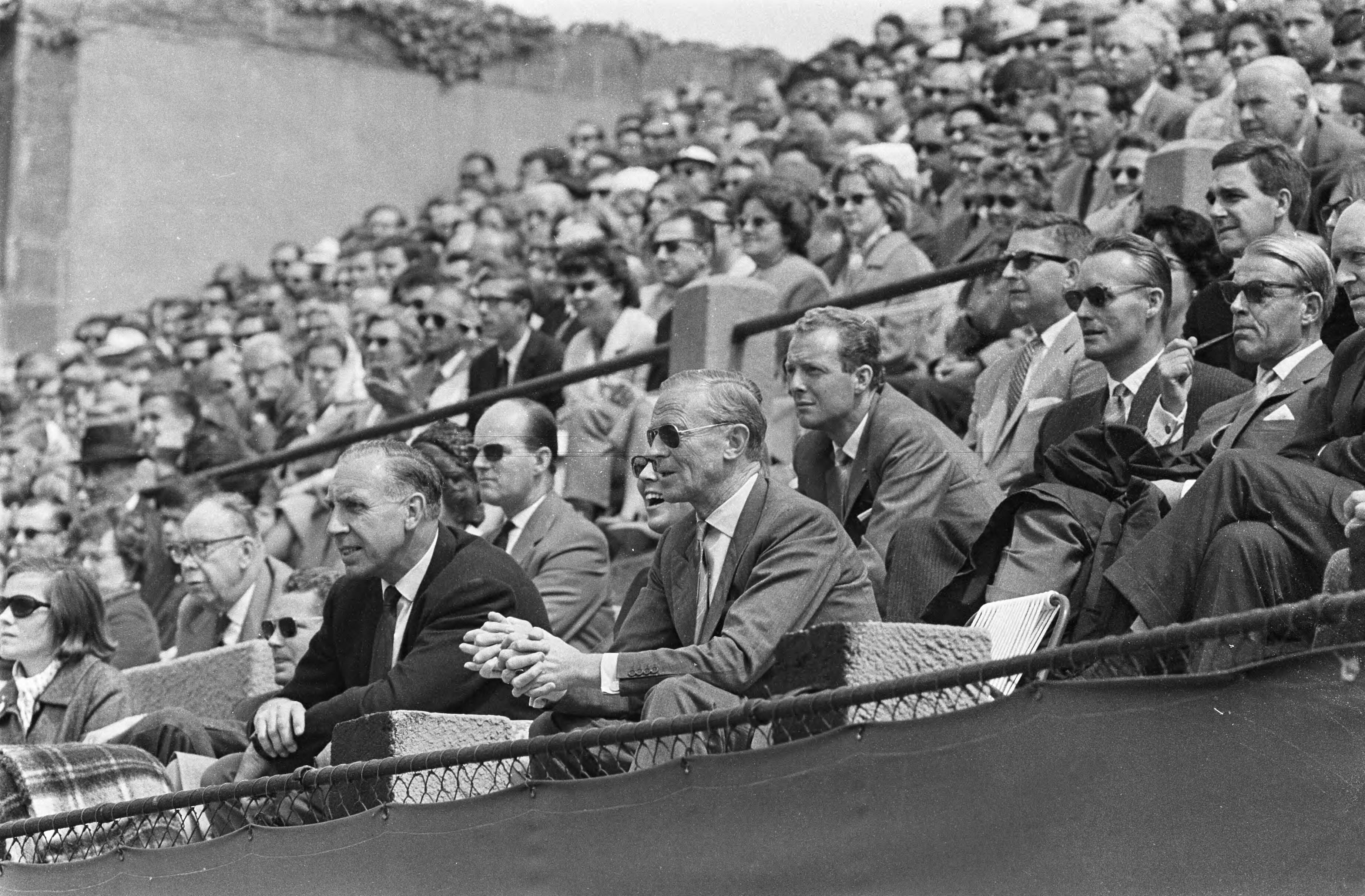 Fotocollectie Anefo — Tennis op de METS-banen in Den Haag, op de tribune links van Prinses Beatrix, dr. Hans van Swol en rechts de heer Teengs Gerritsen — Foto: Pot, Harry / Anefo (1). Licentie: Set B: Rechtenvrij / Publiek Domein. Bron: Nationaal Archief. http://hdl.handle.net/10648/aa6fbf96-d0b4-102d-bcf8-003048976d84