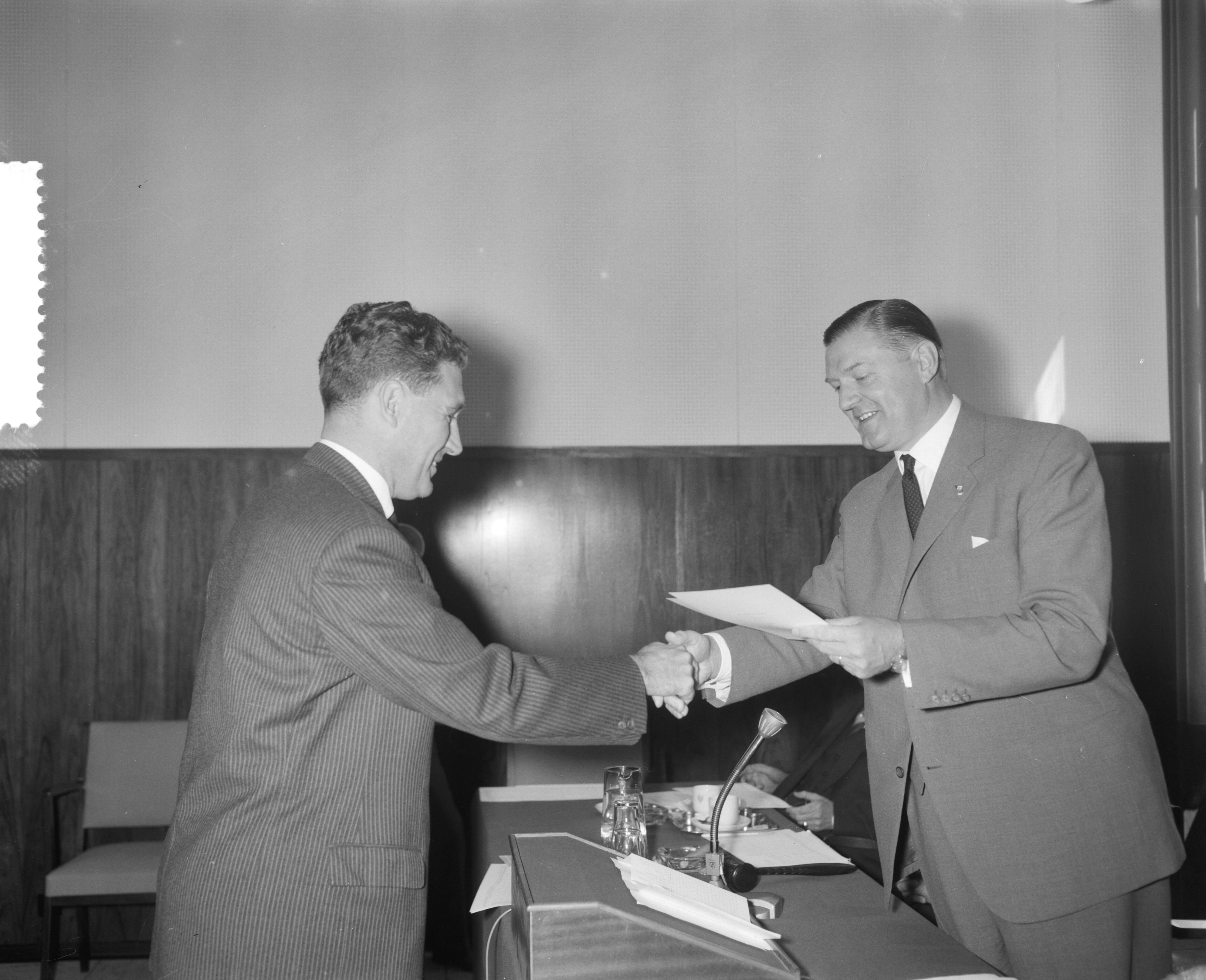 Fotocollectie Anefo — Stichting Bankstudies aan de Koninginnegracht 101 Den Haag. Uitreiking diploma's (opdracht) — Foto: Bilsen, Joop van / Anefo. Licentie: Set B: Rechtenvrij / Publiek Domein. Bron: Nationaal Archief. http://hdl.handle.net/10648/a9ddbbc8-d0b4-102d-bcf8-003048976d84