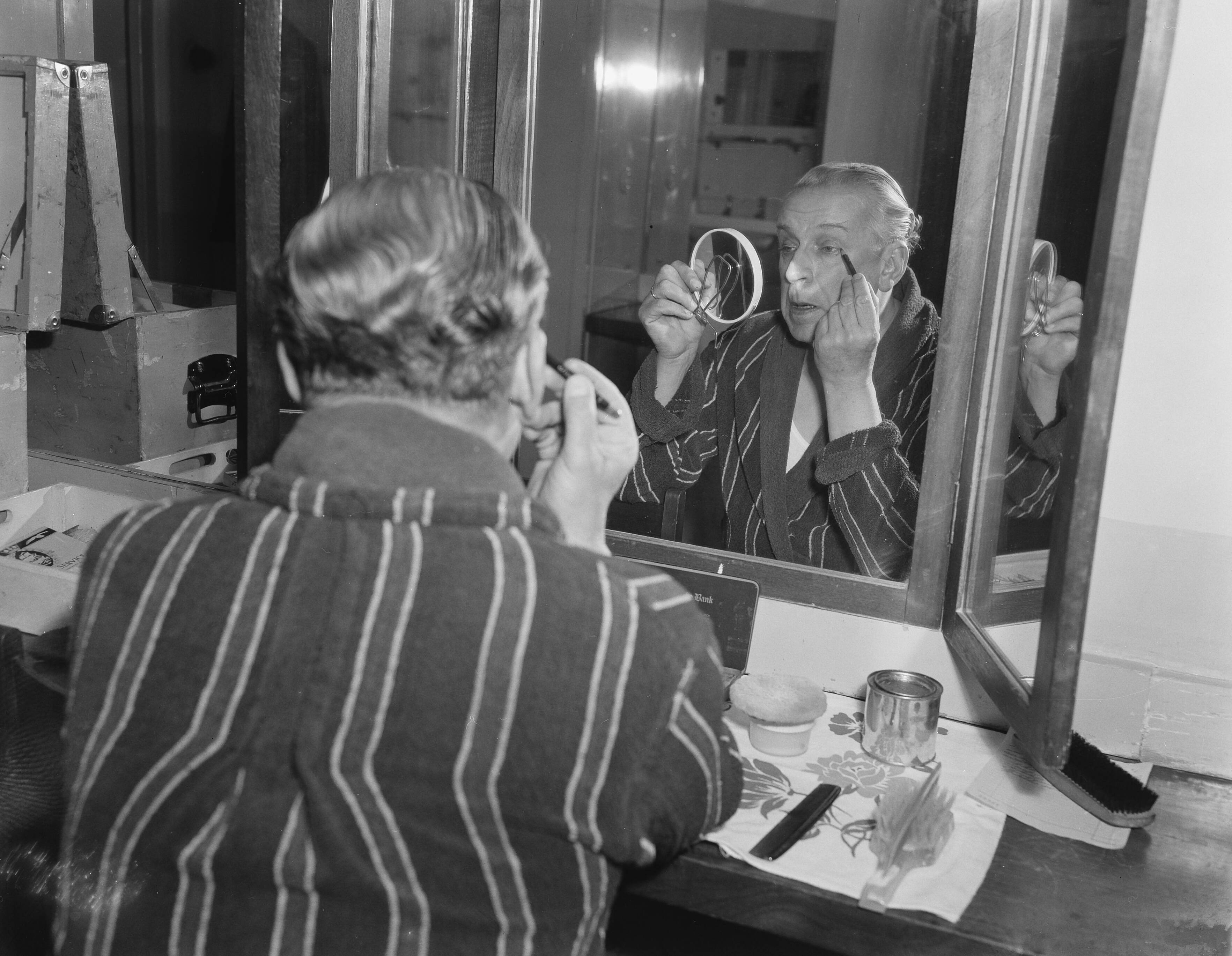 Fotocollectie Anefo — 35-jarig toneeljubileum Cees Laseur, Den Haag. Cees Laseur aan de schminktafel — Foto: Duinen, G.W. van / Anefo. Licentie: Set B: Rechtenvrij / Publiek Domein. Bron: Nationaal Archief. http://hdl.handle.net/10648/a9144392-d0b4-102d-bcf8-003048976d84