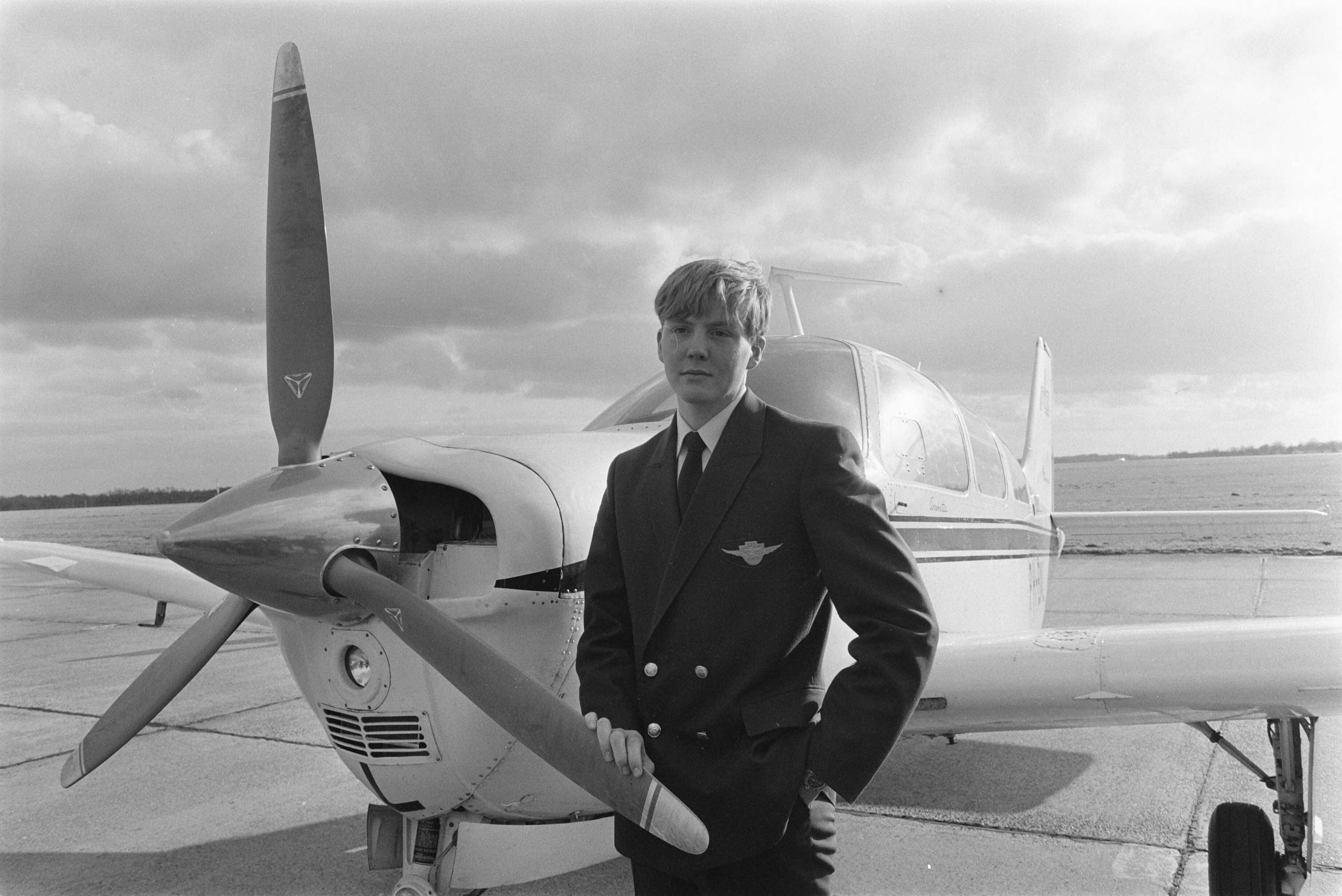 Fotocollectie Anefo — Prins Willem Alexander in cockpit Beeckcraft Bonanza die hij vloog op eerste praktijkles aan Rijksluchtvaartschool in Eelde — Foto: Croes, Rob C. / Anefo. Licentie: Set B: Rechtenvrij / Publiek Domein. Bron: Nationaal Archief. http://hdl.handle.net/10648/ad5e1a9a-d0b4-102d-bcf8-003048976d84