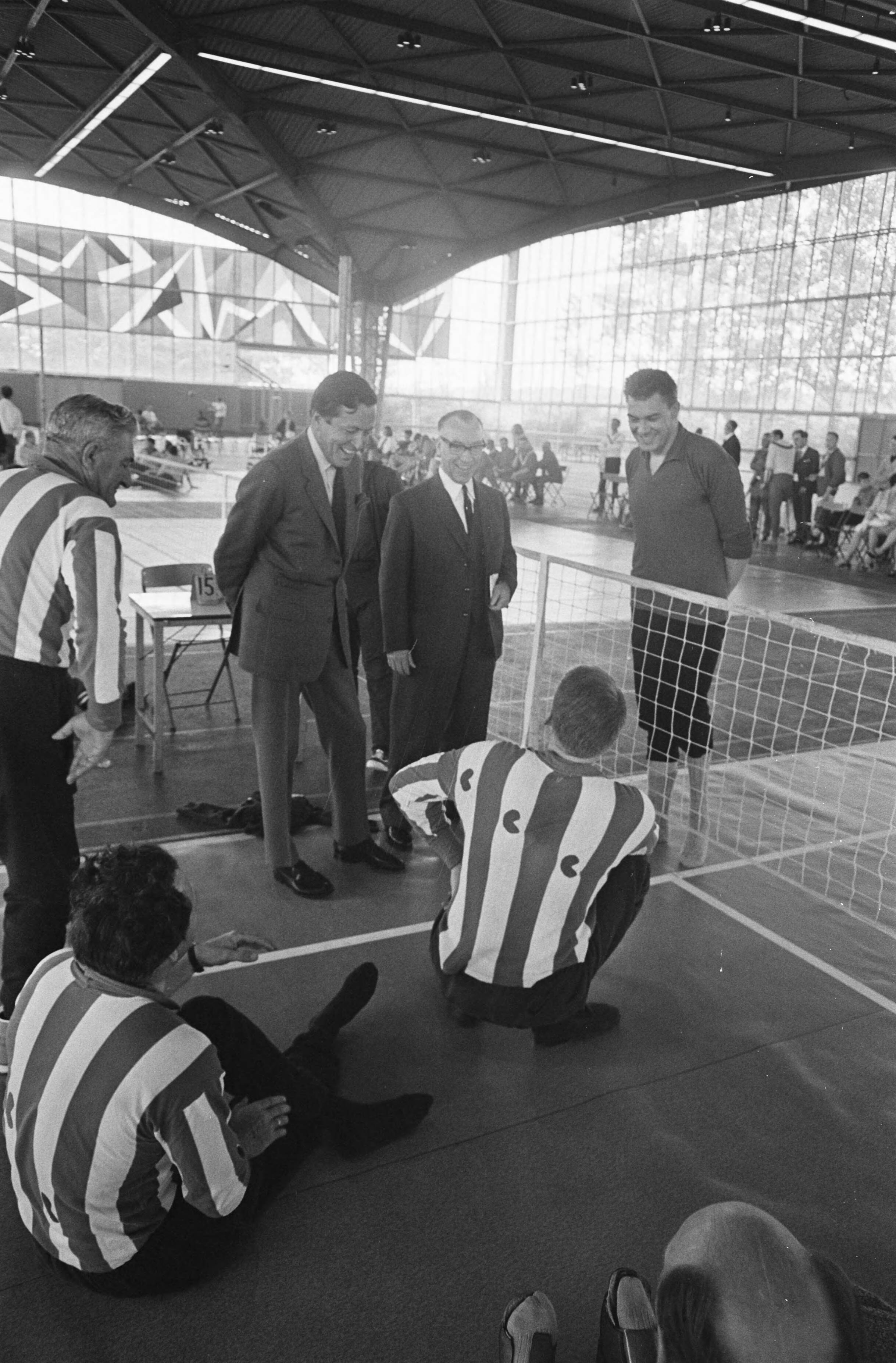 Fotocollectie Anefo — Zijne Koninklijke Hoogheidd Prins Claus woont de Landelijke Invaliden Sportdag in Expohal, Hilversum, bij bij tafeltennissers — Foto: Evers, Joost / Anefo. Licentie: Set B: Rechtenvrij / Publiek Domein. Bron: Nationaal Archief. http://hdl.handle.net/10648/ab6c3640-d0b4-102d-bcf8-003048976d84