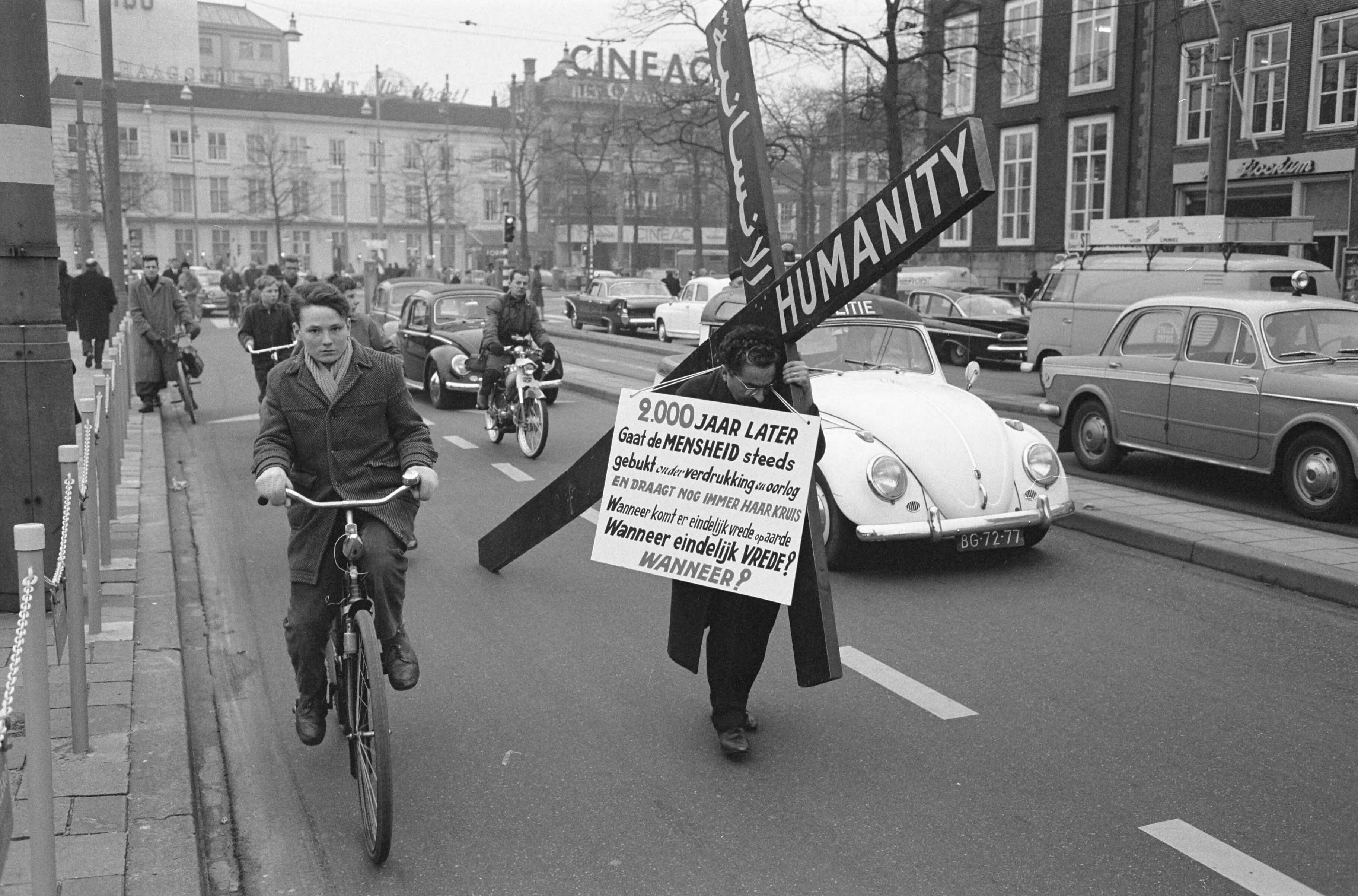 Fotocollectie Anefo — Vredeskruistocht door Edmond Khayat. Tocht door Den Haag — Foto: Pot, Harry / Anefo. Licentie: Set B: Rechtenvrij / Publiek Domein. Bron: Nationaal Archief. http://hdl.handle.net/10648/a9ef6e72-d0b4-102d-bcf8-003048976d84