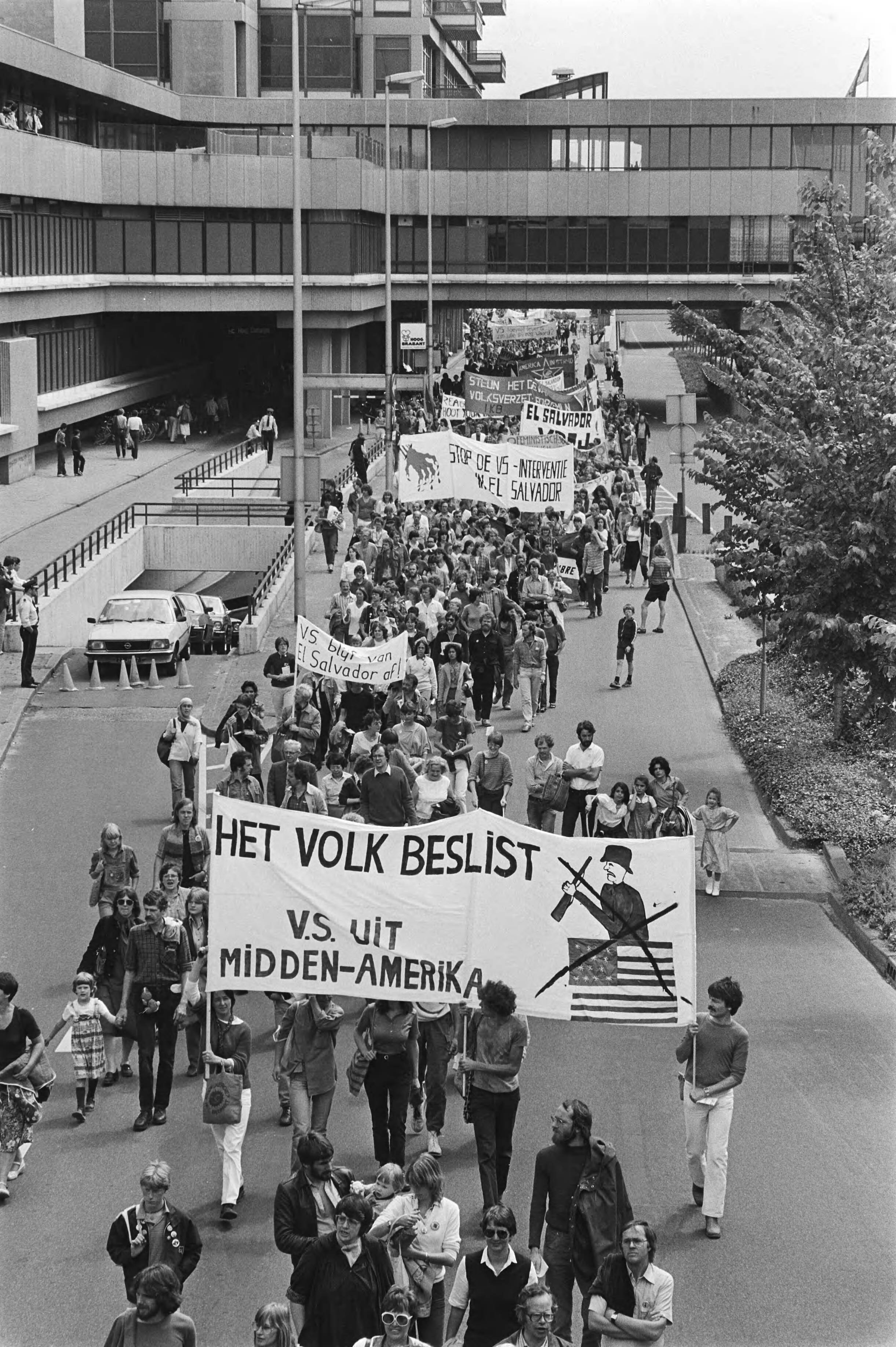 Fotocollectie Anefo — Demonstratie tegen Amerikaanse inmenging en El Salvador Utrecht; de demonstratie — Foto: Antonisse, Marcel / Anefo. Licentie: Set B: Rechtenvrij / Publiek Domein. Bron: Nationaal Archief. http://hdl.handle.net/10648/acfdee22-d0b4-102d-bcf8-003048976d84